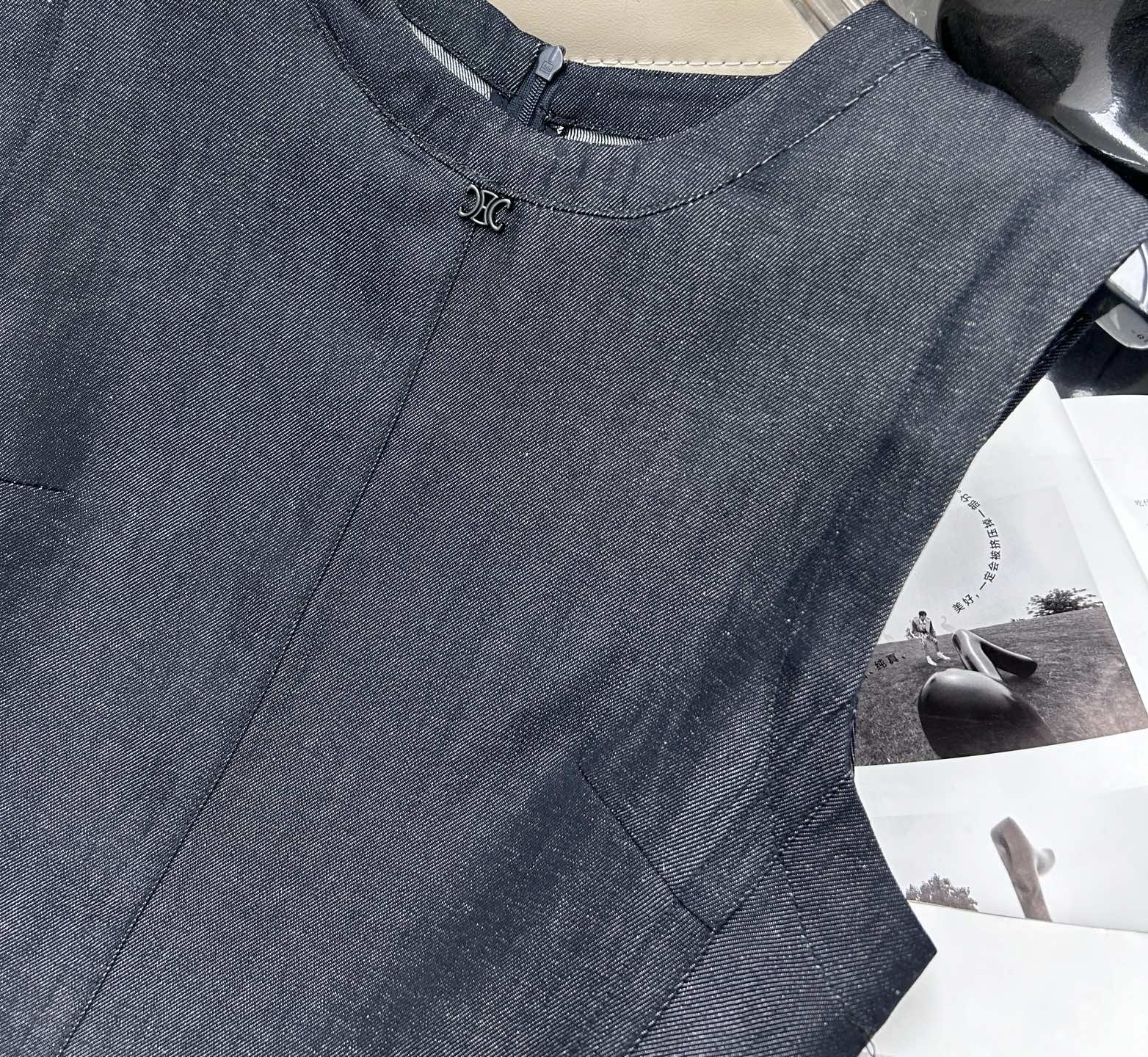 🔥🔥🔥 新品上架 圆领无袖连衣裙👗，定制面料，织造成牛仔肌理 复古时髦 垂顺透气 圆领无袖背心裙 立轮廓