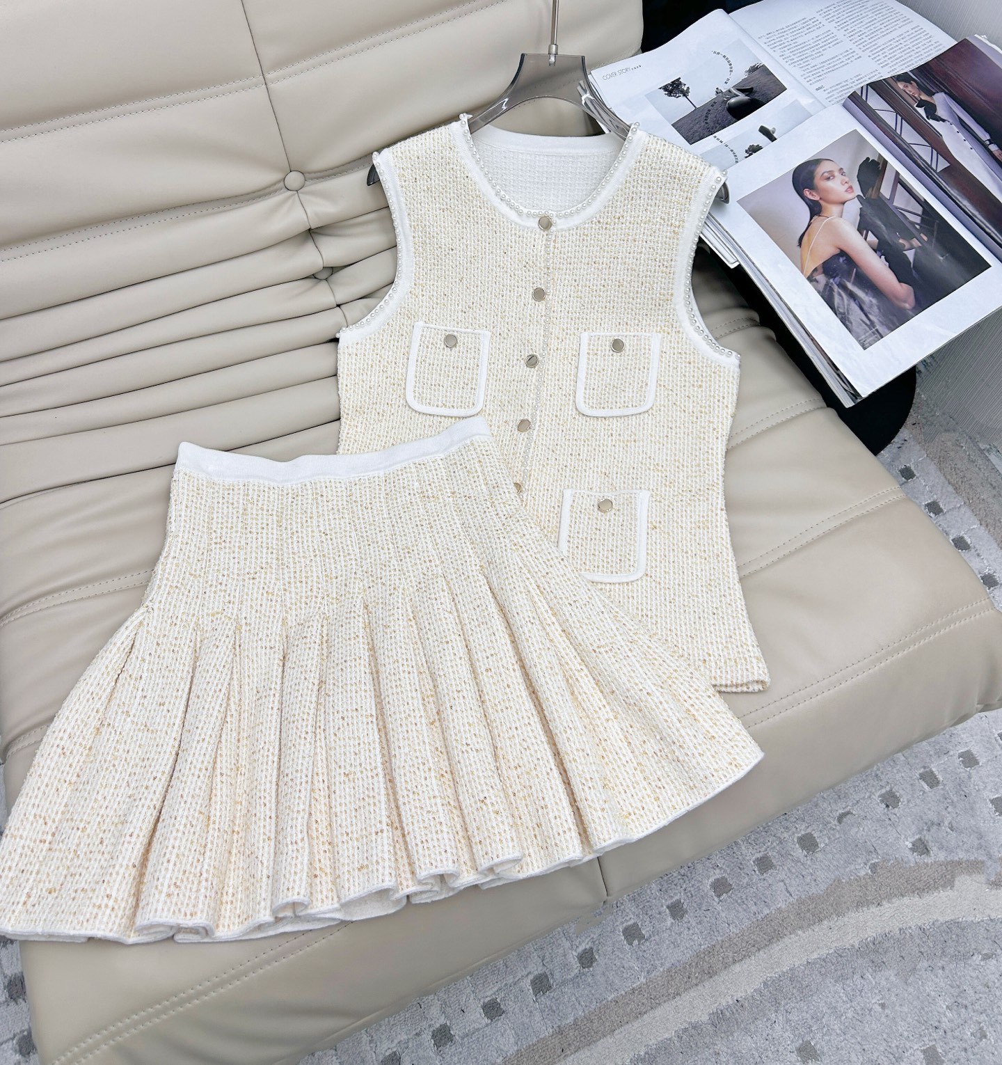 NO:312803,.The new style of horse skirt, small fragrance style suit, vest top, high-waist short skirt, made of high-quality fabric, slim three-dimensional, heavy-work pearl spot, a set of top is very beautiful.SML. Horse,, skirts, alexander wang19860909.马半裙新款 小香风套装 背心马甲上衣高腰短裙 采用高品质面料打造 修身立体 重工珍珠点辍 一套上身非常漂亮.SML.马,,skirts,alexander wang,Women's clothing