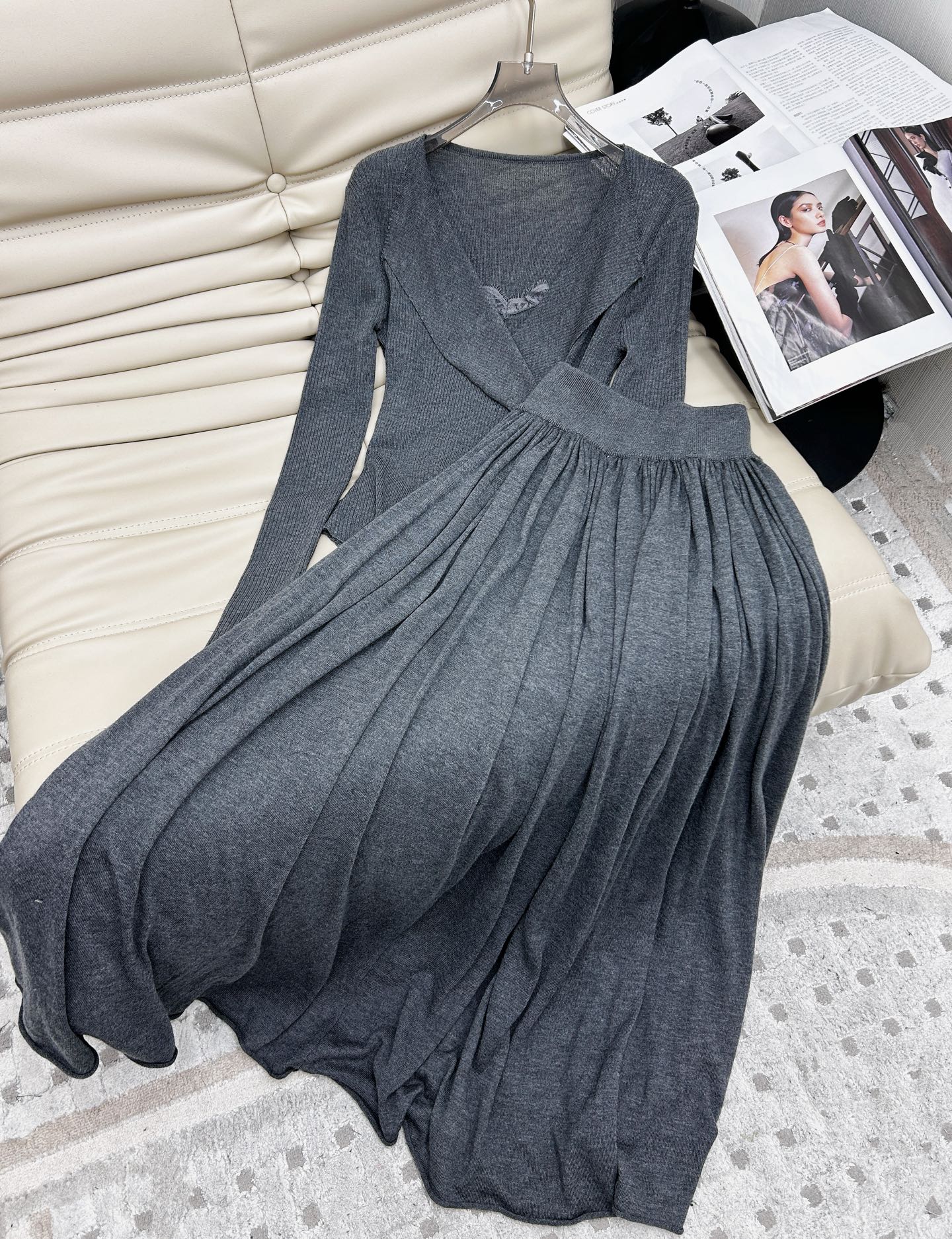 NO:313348,25SS - New lazy style knitted suit for early spring, spliced ​​lace knitted pleated top with high waist pleated skirt two-piece set, imported wool blend fabric, simple and atmospheric lazy style, durable texture   appearance, online, the most practical and versatile quality, daily high-end early spring base layering, super elastic and not picky about body shape, one set for sale, SML, skirts, alexander wang1986090925SS——早春新品慵懒风针织套装 拼接蕾丝针织褶皱上衣高腰压褶半身裙两件套,进口羊毛混纺面料 简约大气慵懒版型经久耐穿 质感 颜值却都在线 最实穿百搭的精品 早春打底叠穿日常高级 超大弹力不挑身材 一套出售SML,,skirts,alexander wang,Women's clothing