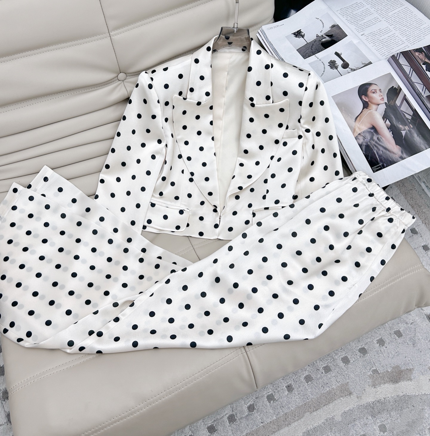 NO:313325,Top, 25ss new style, temperament polka dot long sleeve imported three-acetic acid suit high waist trousers two-piece suit, fashionable slim wide-leg polka dot elements, indispensable fashion elements in spring and summer, fresh and sweet, full of feminine temperament, wide and upright, wear fashionable aura [Strong][Strong][Strong] retains the classic design and exudes a strong retro charm. The fabric feels silky and skin-friendly, high-end and textured, and is full of trendy. Everyone has their own focus. SML. Top, pants, business suit, alexander wang19860909上衣,裤子25ss 新款 气质波点长袖进口三醋酸西装高腰长裤两件套 套装,时尚显瘦阔腿裤套装,经典波点元素,春夏不可缺少的时尚元素,清新甜美,充满女性气质版型挺阔版正,穿出时髦气场[强][强][强]保留经典设计又散发浓厚的复古韵味儿面料触感丝滑亲肤,高档有质感,潮爆众人自带焦点 ,码数SML.上衣,裤子,,business suit,alexander wang,Women's clothing