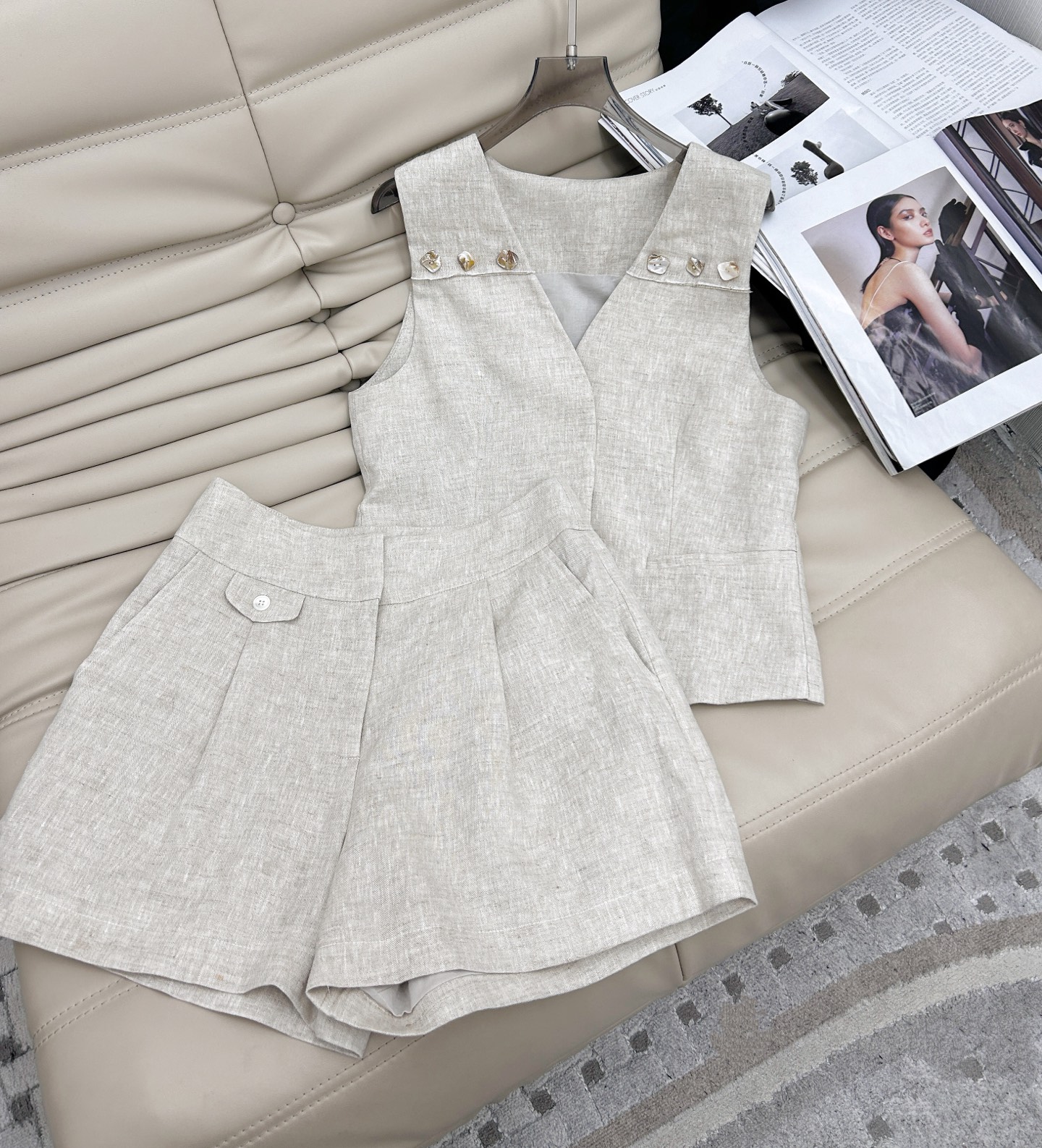 NO:320447,Vest and shorts are launched first, high-end original single quality 25 new product, must-have high-end linen vest small jacket high-waist shorts, two-piece set, layered artifact retro colors!  Imported linen fabric has delicate texture and comfortable texture!  The beautiful French elegant temperament and socialite style are sweet and salty, fashionable and high-end, and the upper body looks super slim!  Perfect workmanship quality depends on details. 2 colors SM, shorts, jackets & coats, alexander wang19860909马甲.短裤首发,高端原单品质25新品,度假必入高级亚麻马甲小外套高腰短裤 两件套,叠搭神器复古色彩！进口亚麻面料质感细腻舒适！美到入骨的法式优雅气质名媛风,可甜可盐减龄穿搭时髦又高级,版型上身超显瘦！完美做工品质看细节.2色SM,,shorts,jackets & coats,alexander wang,Women's clothing