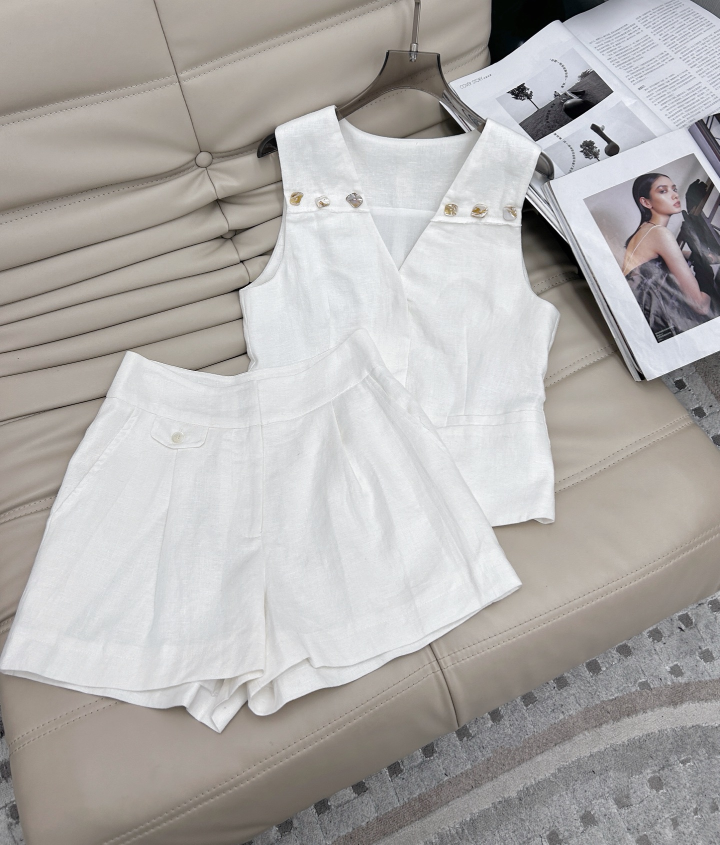 NO:320432,Vest and shorts are launched first, high-end original single quality 25 new product, must-have high-end linen vest small jacket high-waist shorts, two-piece set, layered artifact retro colors!  Imported linen fabric has delicate texture and comfortable texture!  The beautiful French elegant temperament and socialite style are sweet and salty, fashionable and high-end, and the upper body looks super slim!  Perfect workmanship quality depends on details. 2 colors SML, shorts, jackets & coats, alexander wang19860909马甲.短裤首发,高端原单品质25新品,度假必入高级亚麻马甲小外套高腰短裤 两件套,叠搭神器复古色彩！进口亚麻面料质感细腻舒适！美到入骨的法式优雅气质名媛风,可甜可盐减龄穿搭时髦又高级,版型上身超显瘦！完美做工品质看细节.2色SML,,shorts,jackets & coats,alexander wang,Women's clothing