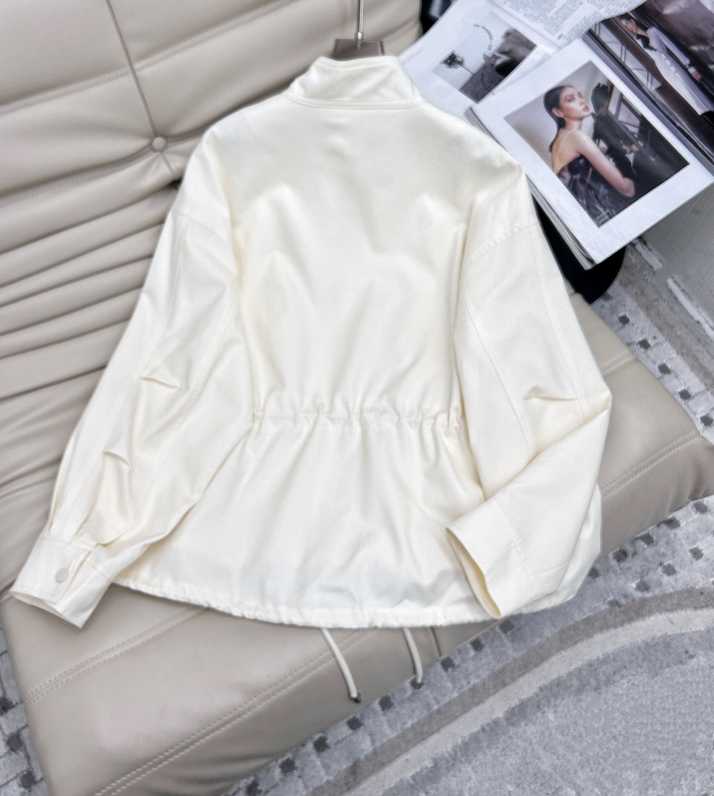 25SS———新品 休闲立领抽绳外套 进口定制面料挺阔有型质感超赞 超人气时髦单品 经典立领抽绳收腰设计