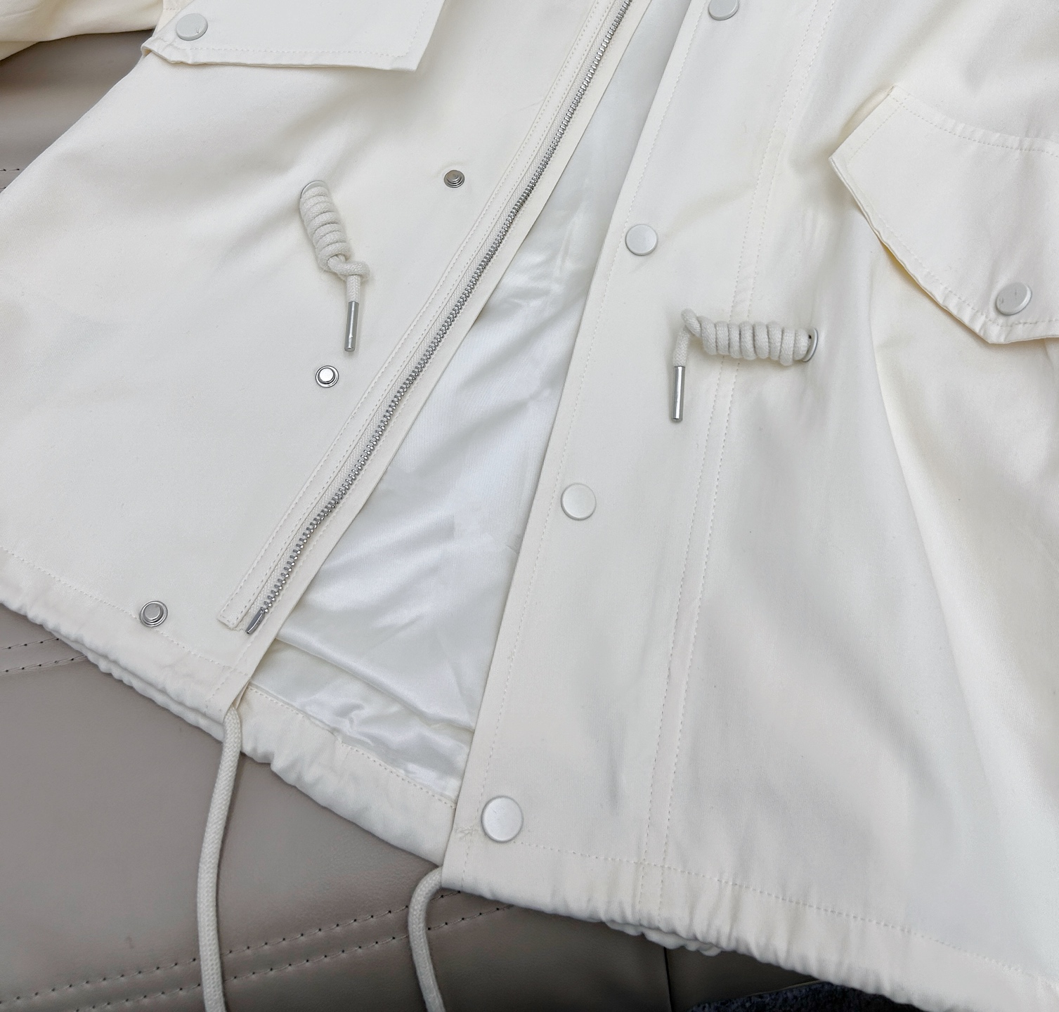 25SS———新品 休闲立领抽绳外套 进口定制面料挺阔有型质感超赞 超人气时髦单品 经典立领抽绳收腰设计