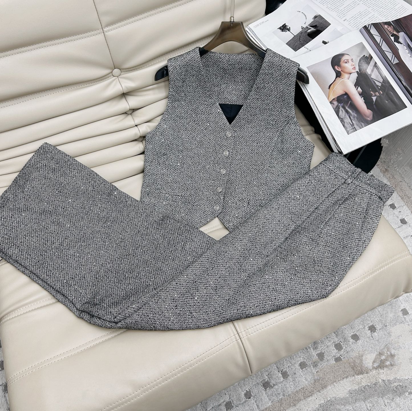 NO:461161,New spring and summer style sequin vest set, elegant style, V-neck small top high waist pants two-piece set. Heavy industry woven pattern sequins show a shiny luster, which is really amazing. Whoever wears them is beautiful. The slim fit design is very beautiful, not picking on the figure, 2 color code SML.,,alexander wang19860909春夏新款 亮片背心套装,气质优雅款,V领小上衣高腰裤子两件套 重工机织花纹亮片呈现闪亮光泽,真的太绝了,谁穿谁美,修身的版型设计非常好看,不挑身材,2色码数SML.,,alexander wang,Women's clothing