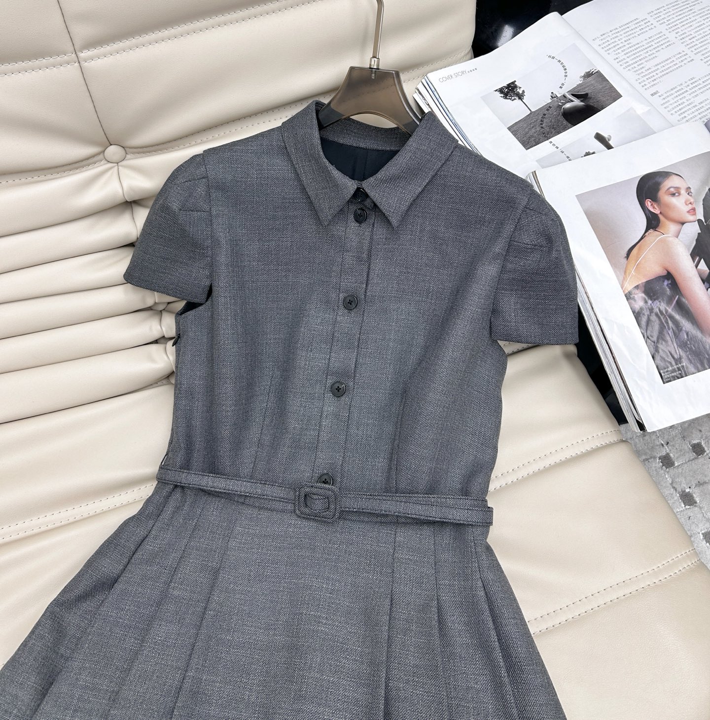 ━━Dior 25新款 翻领短袖收腰连衣裙～下摆拼接蕾丝里衬设计 定制面料，质感细腻，腰部腰带➕收褶设计