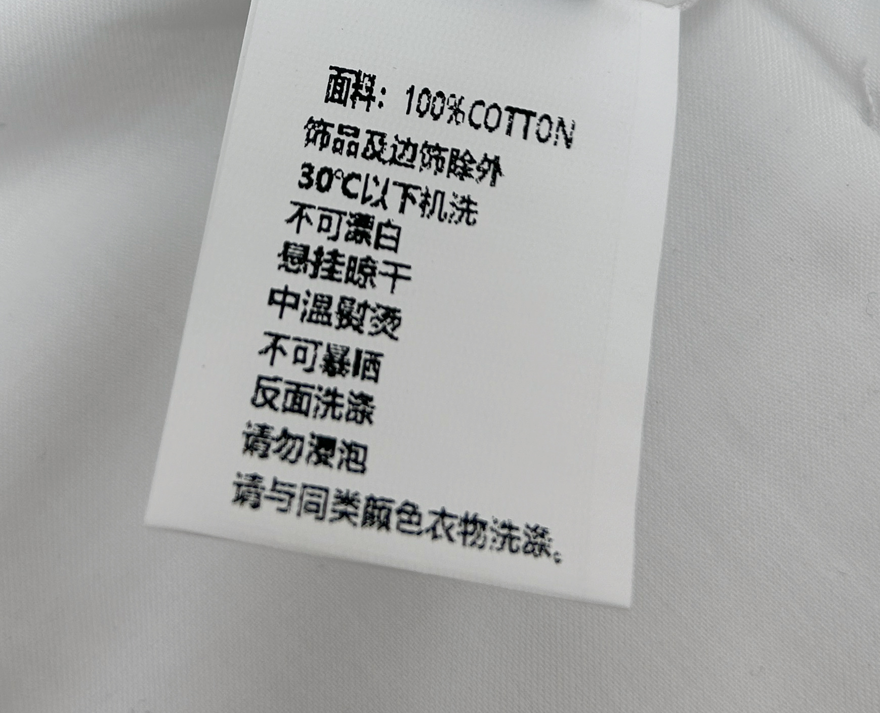 25年新款 高腰半裙，纯色色系太温柔太显气质了，在内衬下摆拼了一圈睫毛蕾丝，让你美到无法抗拒半身裙子，设