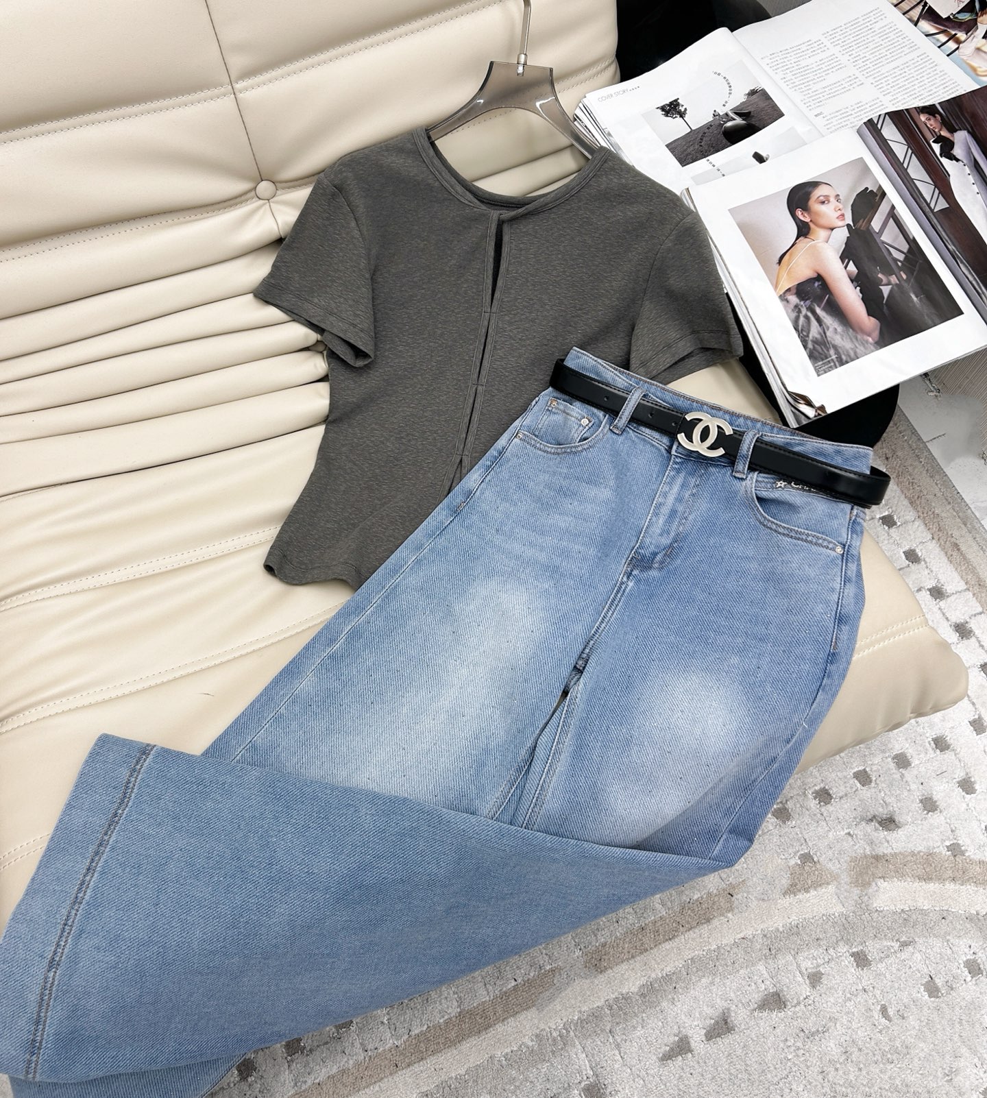 NO:324603,Tops, 25-year new style, round neck short T-shirt!  Round neck kink design hem slit custom fabric, elastic, slimming, fabric with excellent drape, can be worn on both sides, a piece that will not make mistakes, easy to control!  The style makes you look taller and thinner!  SML, tees, t-shirt, alexander wang19860909上衣 裤子25年新款 圆领短款T恤！圆领扭结设计下摆开叉 定制面料 有弹力,版型显瘦面料垂坠感超好可以两面穿搭,一款不会出错的单品,轻松驾驭！版型显高显瘦！码数SML,,tees，t-shirt,alexander wang,Women's clothing