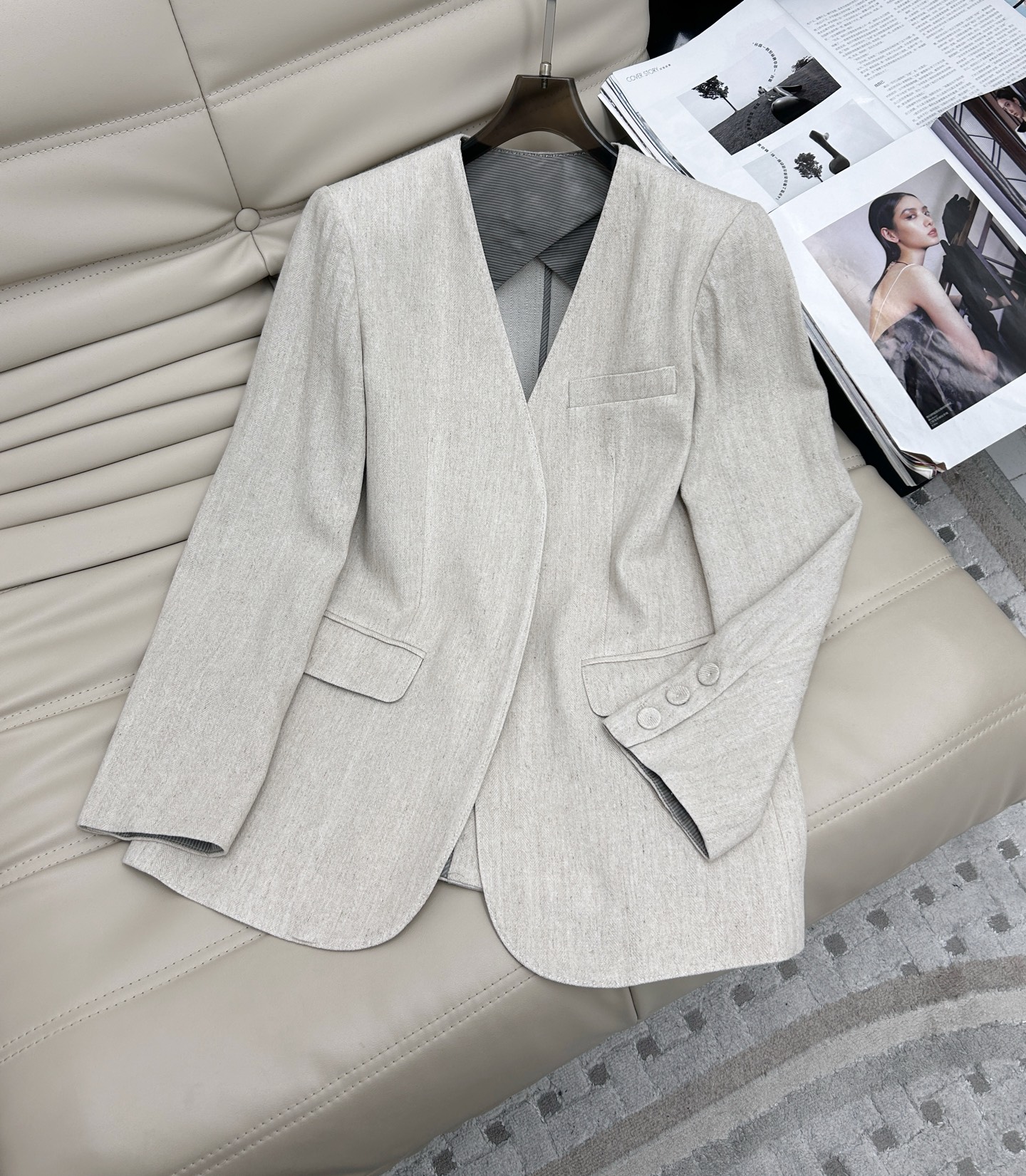 NO:324612,New Year's new style, lazy style niche design, simple and elegant linen suit jacket, simple design creates a relaxing feeling preferred by urban women, the lines of ready-to-wear are simple and smooth, the upper body is neat and capable, formal and casual, and it is cool and beautiful when worn. It is very nice when commuting and going out. Recommended SML.,, jackets & coats,alexander wang19860909年新款 慵懒风小众设计简约气质亚麻西服外套,简洁的设计营造都市女性偏爱的松弛感,成衣线条简约流畅,上身利落干练正式又不失休闲感,穿上整体就是又飒又美,通勤出街都很nice 推荐SML.,,jackets & coats,alexander wang,Women's clothing