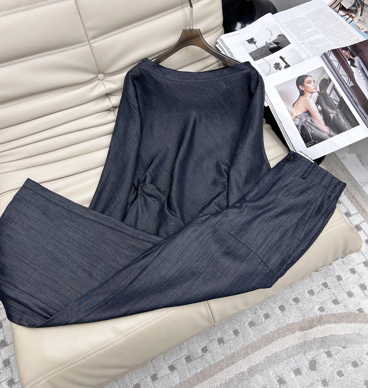 NO:326077,Exclusive 25-year new model, irregularly designed off-shoulder tops and trousers, two-piece suit, handsome and fashionable, one set, a top body, A and cool!  Easy to interpret the lazy and casual sense of high-end!  Classic style is not picky!  Minimalist outfits!  Full of details, highly recommend all-match items for your own!  Imported pure cotton denim fabric has a delicate texture!  Do look at the details, one color 3 sizes. Tops, pants, alexander wang19860909独家首发25年新款 不规则设计斜肩上衣长裤 两件套 套装,潇洒帅气时髦精,一套上身又A又飒！轻松演绎慵懒随性的高级感！经典版型不挑人！极简主义穿搭天菜！细节感满满,强烈推荐自留百搭单品！进口纯棉牛仔面料细腻质感超赞！做看细节,一色3码.上衣 裤子,,alexander wang,Women's clothing