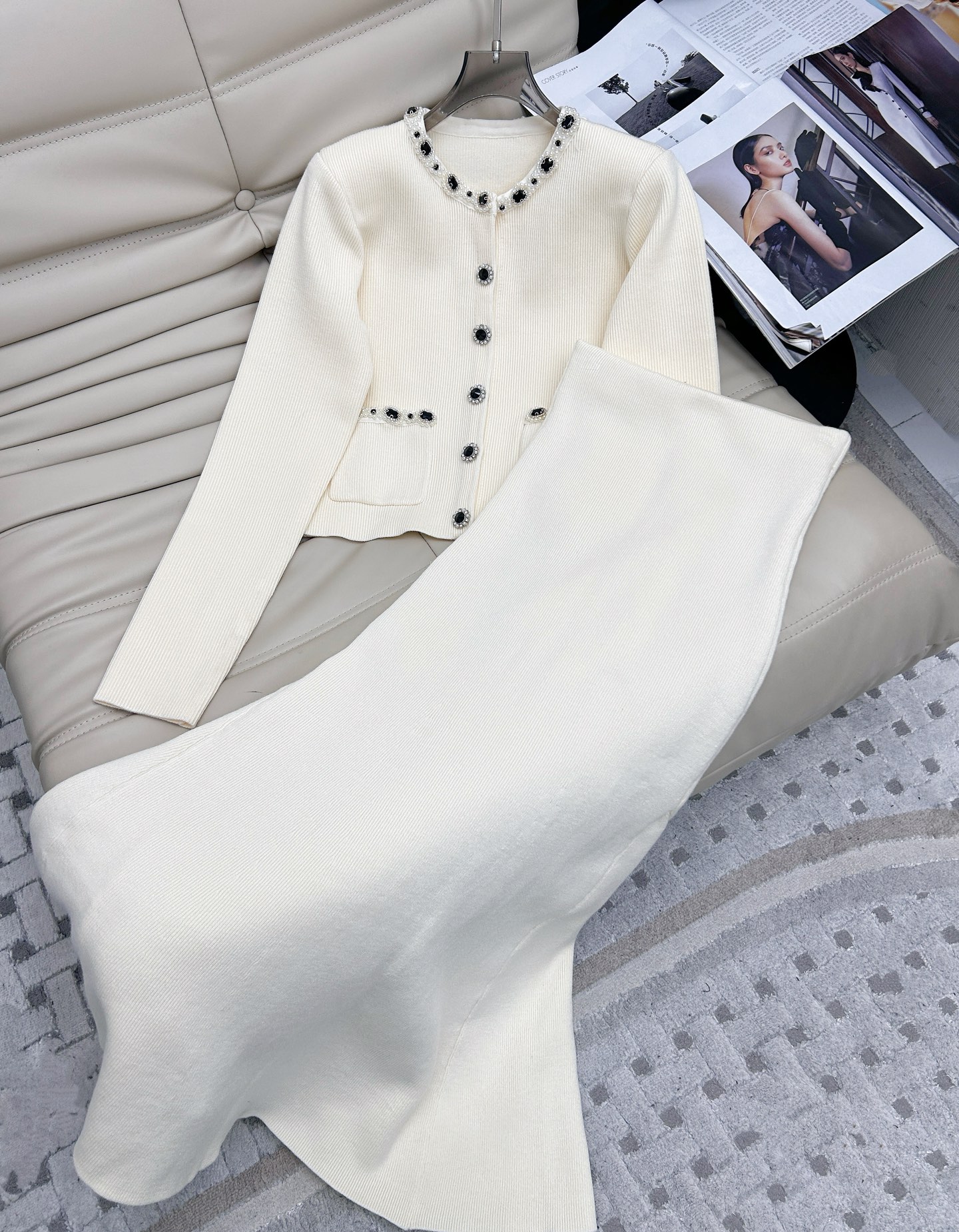 NO:326694,Top Skirt ———New 25 years of new style, elegant open-plate beaded diamond buckle knit cardigan   high-waist hip skirt two-piece set, small fragrant pearl cardigan, romantic French elegant style, beautiful fairy's daily wear artifact, small short slim round neck cardigan style, fishtail design at the hem of the skirt looks particularly womanly, the whole dress is very textured, recommended size SML, skirt, alexander wang19860909上衣 半裙 ———25年新款 优雅开襟钉珠钻扣针织开衫 高腰包臀半身裙两件套 套装, 小香风珍珠开衫,浪漫的法式优雅风,绝美小仙女的日常穿搭神器,小巧短款修身圆领开衫版型, 半裙下摆鱼尾设计显得格外女人,整件衣服非常有质感 ,推荐码数SML,,skirts,alexander wang,Women's clothing