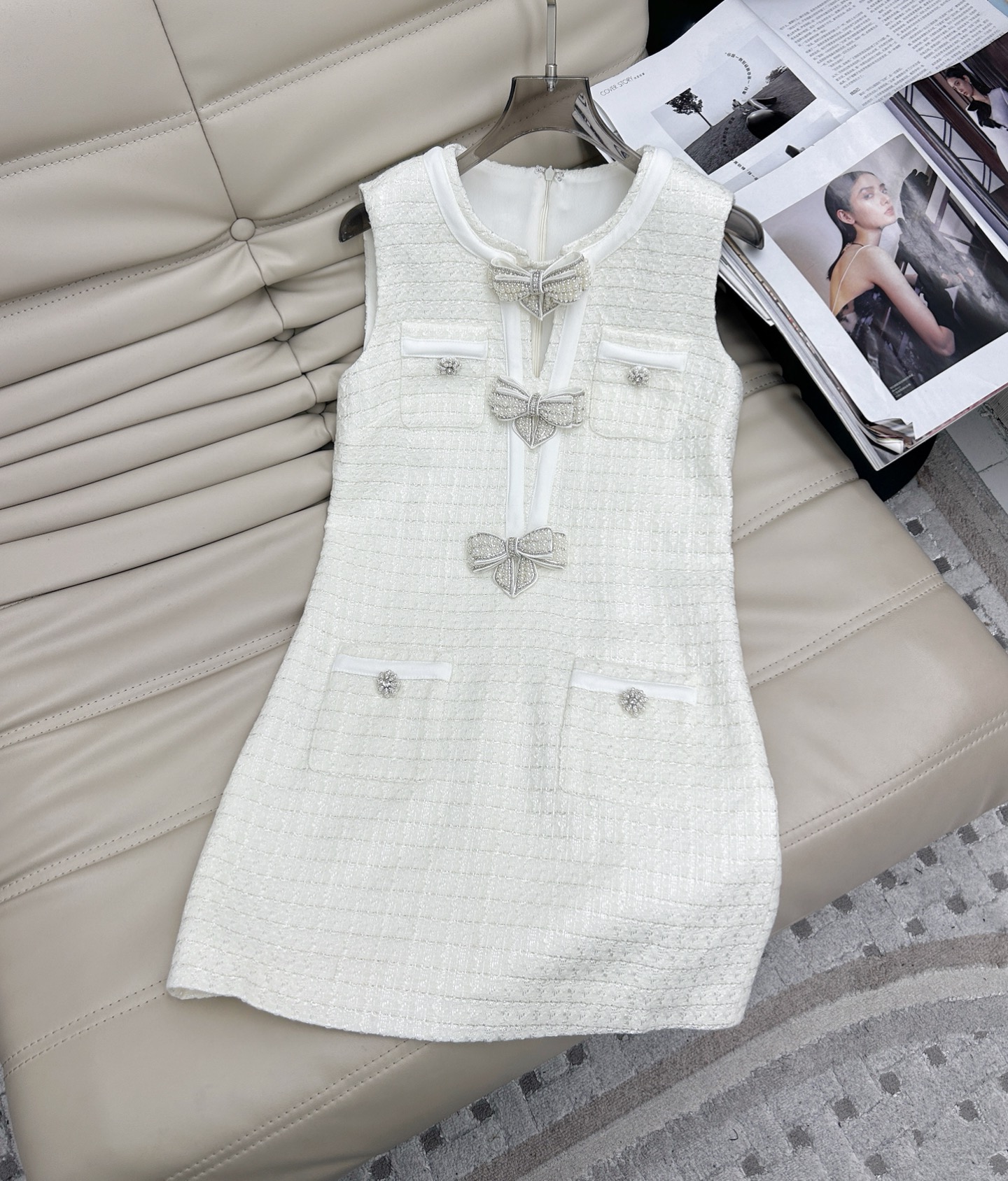 NO:326688,25ss - New style, a stylish and sweet pearl nail diamond bow vest dress, an elegant and sweet skirt. Pearl bow embellishment is paired with a small fragrant vest dress. A-swinging waist. Wearing a single coat is very beautiful. SML.,, skirts, jackets & coats, alexander wang1986090925ss——新款 洋气甜美珍珠钉钻蝴蝶结背心连衣裙,优雅气质甜美的一款裙子 珍珠蝴蝶结点缀搭配小香风背心裙 收腰A摆 单穿 搭外套都是很美的 码数 SML.,,skirts,jackets & coats,alexander wang,Women's clothing