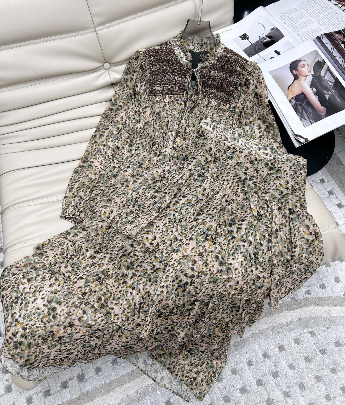 NO:326684,Tops Skirts——New high-end customization for 25 years!  New summer printed shirt skirt two-piece set for real shot!  The V-neck lace-up bow shirt is paired with a high-waisted cake skirt. The upper body is stylish and elegant. The green printed fabric is refreshing and breathable. It is suitable for summer wear. The fabric is skin-friendly and pressure-free, and has good drooping!  Strong comfort, strong inclusiveness to the figure, fashionable and novel holiday style, SML., skirts, shirts, alexander wang19860909上衣 半裙———25年新款高端定制！夏季新款印花衬衫半身裙两件套 实物拍摄！V领系带蝴蝶结小衬衫搭配高腰蛋糕半身裙,上身有型又优雅,绿色印花的面料且清爽透气,适合夏日穿着,面料亲肤无压感,垂顺度好！舒适度强,对身材包容性强,度假风花型时尚新颖,码数SML.,,skirts,shirts,alexander wang,Women's clothing