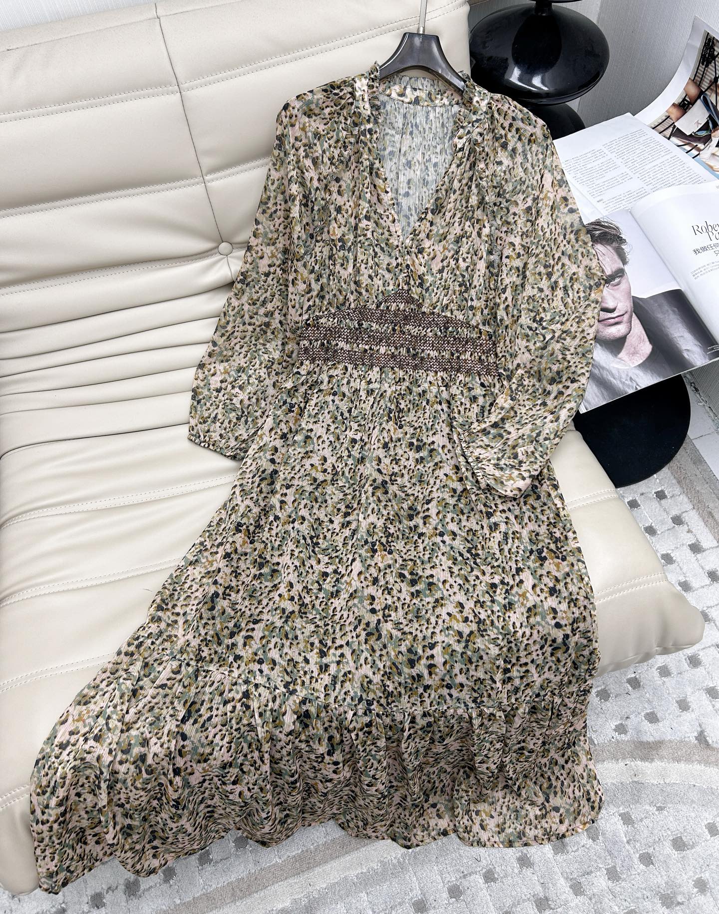 NO:326700,New models are available today!  25 years new high-end customization!  Real-life shot of new printed dresses in summer!  V-neck floral waist-hugging long skirt!  The plant is green, showing unique charm between vision and senses, with a soft touch but not a crisp feeling. The upper body is stylish and elegant, and refreshing and breathable. It is suitable for summer wear. The fabric is skin-friendly and pressure-free, and has good drooping!  The waist-hugging style does not restrict the body, and makes you look slim easily. The V-neck design extends the neck line, showing the swan neck, the waist is elastic and elastic, and the design is strong in comfort, and it is not tight. It is highly inclusive of the figure. The holiday style is fashionable and novel. The large A-skirt design makes the overall flowing. SML, skirts, alexander wang19860909今日新款上新啦！25年新款高端定制！夏季新款印花连衣裙实物拍摄！V领碎花收腰长裙！植物系绿色,在视觉与感官间展现独特魅力,触感柔软却不失挺括感,上身有型又优雅,且清爽透气,适合夏日穿着,面料亲肤无压感,垂顺度好！收腰版型,不会束缚身体,轻松显瘦,V领设计,延长颈部线条,展现天鹅颈,腰部松紧打揽设计,舒适度强,不勒人,对身材包容性强,度假风花型时尚新颖,大A裙摆设计使整体更飘逸.码数SML,,skirts,alexander wang,Women's clothing