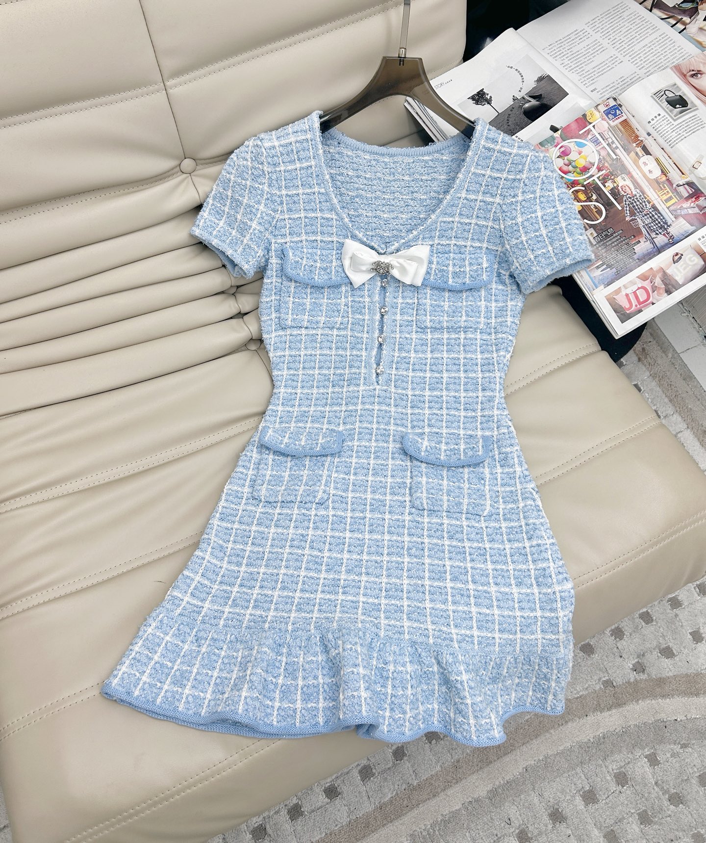 NO:317960,Real shot 25 years new style U-neck bow knitted short-sleeved dress Fresh and sweet blue color paired with detachable bows create a diverse style of dressing. The ruffled skirt interprets the romantic and playful and lively style of a girl SML, skirts, T-shirt, alexander wang19860909实拍 25年新款 U领蝴蝶结针织短袖连衣裙 清新甜美的蓝色系搭配可拆卸蝴蝶结打造多元穿搭风格 荷叶边裙摆诠释少女浪漫俏皮灵动风格 SML,,skirts,T-shirt,alexander wang,Women's clothing