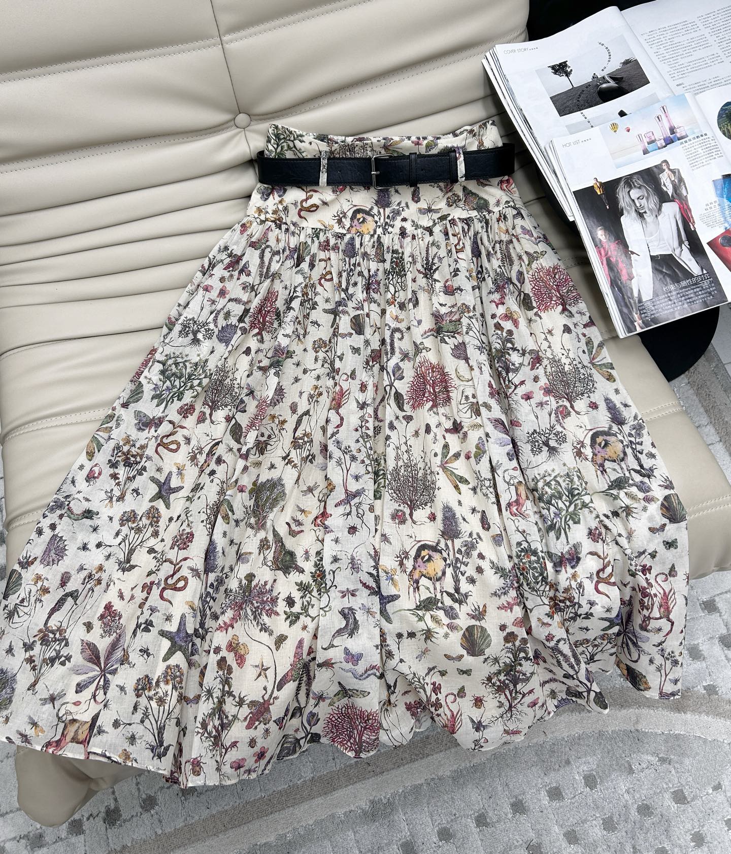 NO:332618,New ~ D Home 25 Early Spring New Product Garden Animal and Flora Elements Pattern Printed Skirt!  Custom imported cotton has a great texture, and the classic mid-high waist pleated skirt has a romantic temperament and is elegant and charming!  Match (belt) versatile style.SMLXL.,dior,skirts,alexander wang19860909上新啦～D家25早春新品花园动植物元素图案印花半裙！定制进口棉质感超赞,经典中高腰压褶大裙摆浪漫气质优雅迷人！搭配（腰带） 百搭款.SMLXL.,,dior,skirts,alexander wang,Women's clothing