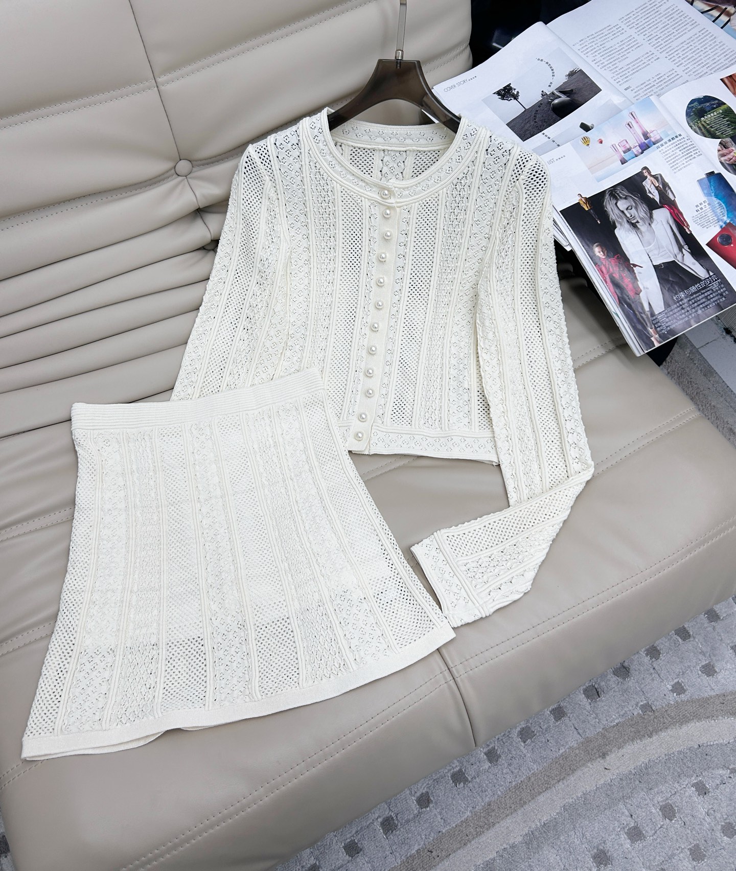 NO:319826,New spring and summer style, pearl buckle round neck knitted hollow top skirt, two-piece suit, super elegant and fairy-like. The pearl buckle design is sweet and playful, elegant and elegant. The girlish elements are not too sweet. The slim and slim style does not pick on the figure, fashionable and versatile. The daily life of going out Size/S-M-L, skirts, alexander wang19860909春夏新款 珍珠扣圆领针织镂空上衣半裙 两件套套装, 超级优雅仙气十足 珍珠扣设计甜美俏皮 优雅显气质 很少女的元素又不会甜美过头 修身显瘦的版型不挑身材,时髦百搭 日常出街绝绝子Size/S-M-L,,skirts,alexander wang,Women's clothing