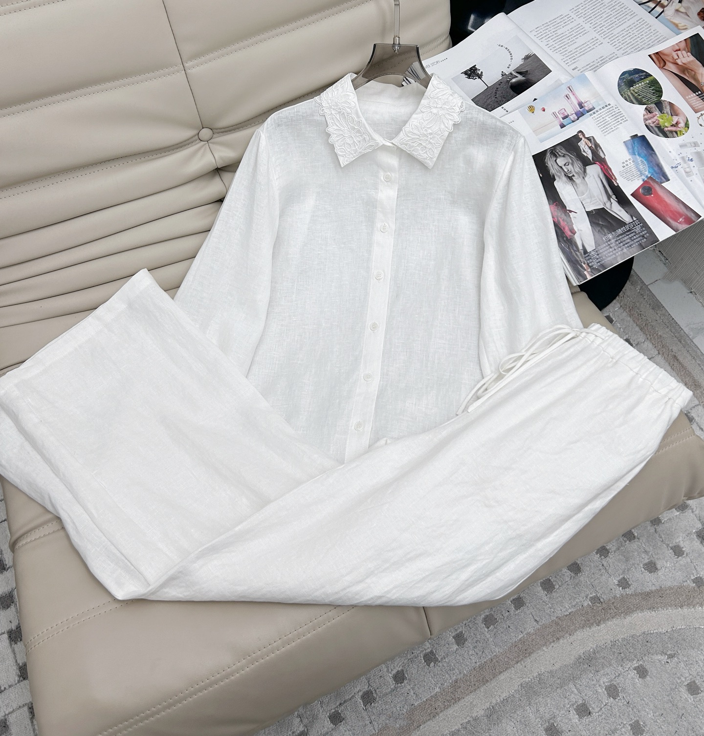 NO:319832,New style of top elastic pants leather belt pants, linen embroidered shirt, elegant embroidered long-sleeved shirt, classic shirt collar and wide sleeve design, lapel embroidered trim, details show a fresh and elegant temperament, which looks good no matter how you match it. Shirt. SML 2 colors, shirts, alexander wang19860909上衣松紧裤真皮腰带裤新款 亚麻绣花衬衣,气质优雅的绣花长袖衬衫,采用经典的衬衫领和宽袖设计,翻领绣花饰边,细节彰显了清新的典雅气质,随便怎么搭都好看的一款 衬衫.码数SML 2色,,shirts,alexander wang,Women's clothing