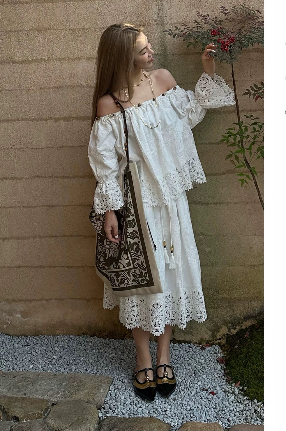 NO:319843,New tops are new 25 summer vacation style hollow floral one-shoulder Asian style top   high-waist skirt. Two-piece set, customized fabric, one-shoulder design with exquisite accessories. The skirt is embroidered with high waist and upper and hem. A set looks romantic and elegant without losing its atmosphere. A versatile model. SML, skirts, alexander wang19860909上衣新款上新25夏季度假风镂空碎花一字肩亚西米亚风上衣 高腰半身裙 两件套,定制面料,一字肩设计搭配精致的配饰点缀,半裙高腰上下摆绣花设计,一套显得浪漫优雅又不失大气.百搭款.码数SML,,skirts,alexander wang,Women's clothing