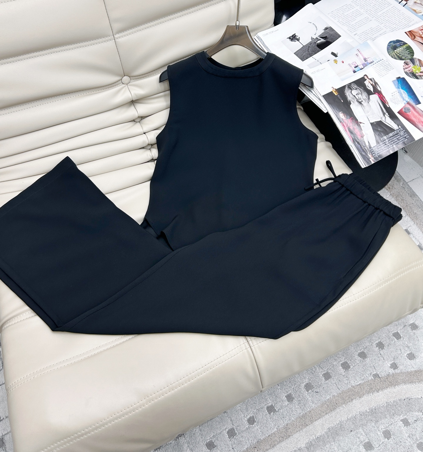 NO:319851,New style of tops and pants, acetate round neck button top, high waist trousers, two-piece set, customized acetate fabric, simple and intellectual, elegant and elegant, both sides can be matched, easy to grasp on daily life or on vacation. SML, alexander wang19860909上衣裤子新款 醋酸圆领纽扣上衣高腰长裤 两件套 ,定制醋酸面料,上身简约知性,大气高雅,两面都可搭配,日常或度假出街轻松拿捏.码数SML,,alexander wang,Women's clothing