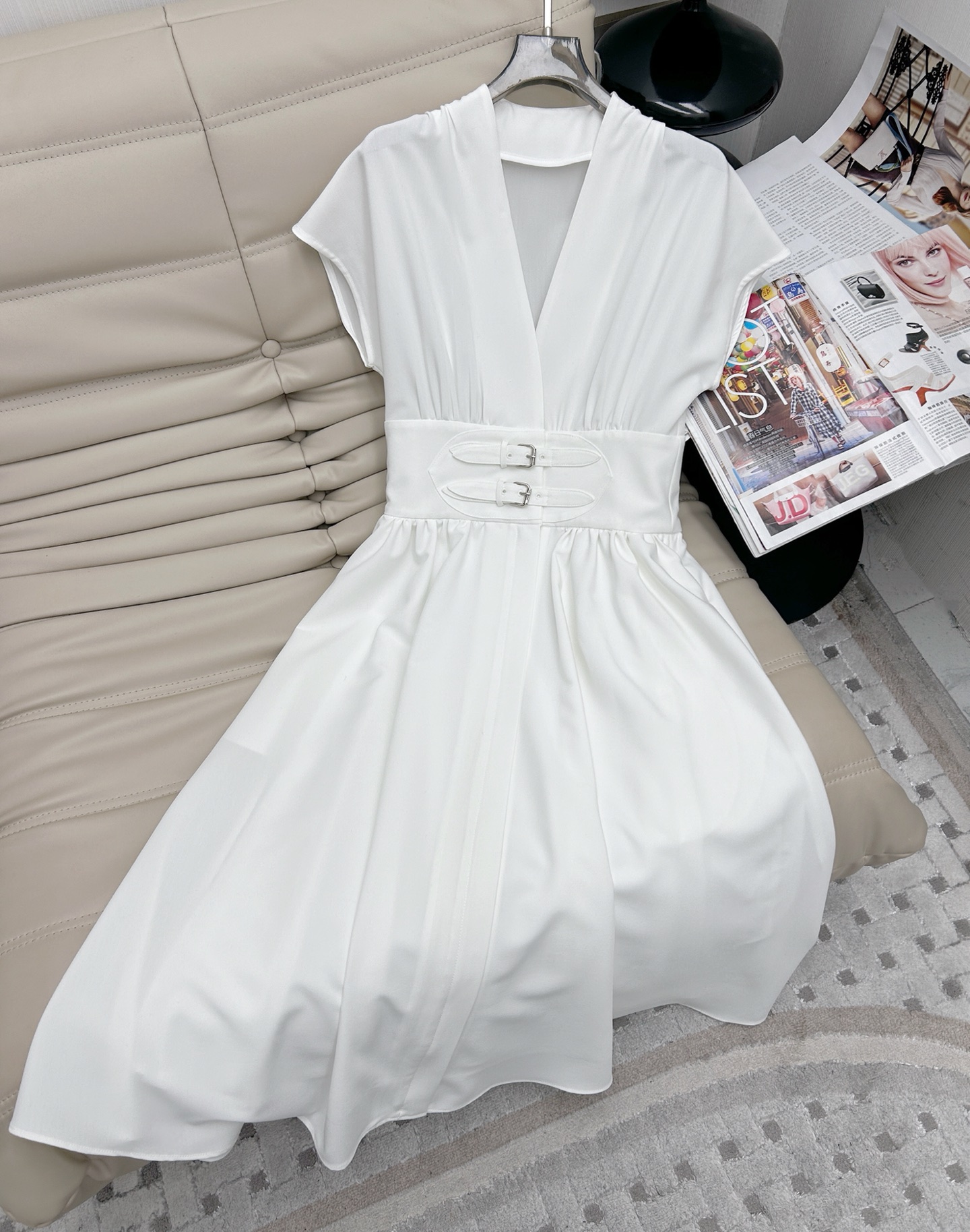 NO:319837,New sleeveless waist-retracting pleated dress, three-dimensional cut, the upper body is very elegant, imported custom fabric, waist-retracting design makes the waist look slim and versatile. Fashionable style. SML, skirts, alexander wang19860909新款 无袖收腰褶皱连衣裙,版型立体剪裁 上身非常显气质,进口定制面料 腰部收腰设计显瘦百搭.时尚气质款.码数SML,,skirts,alexander wang,Women's clothing