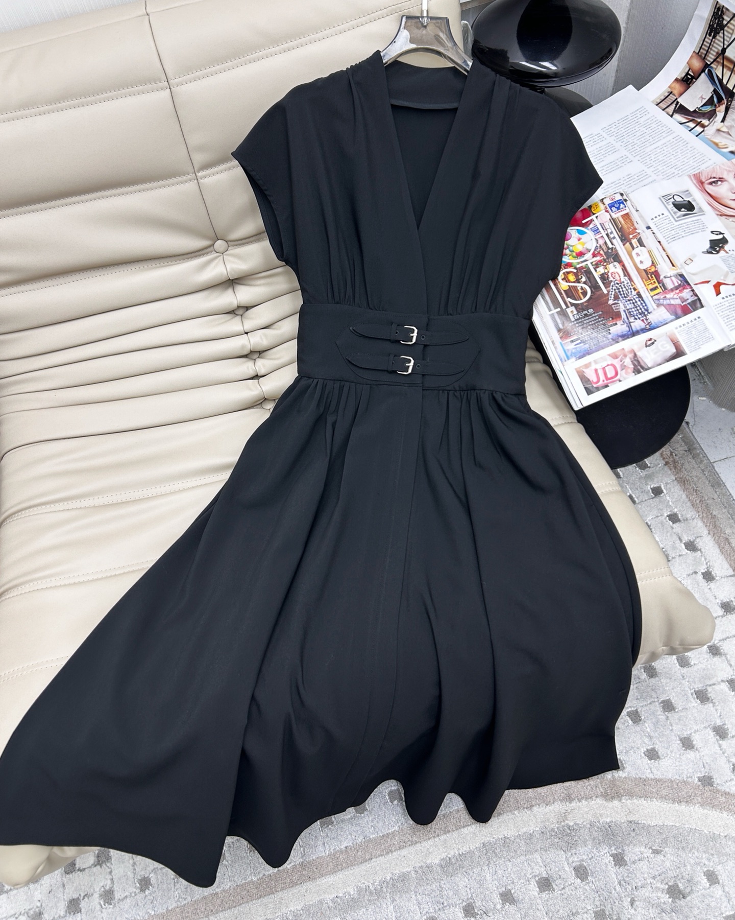 NO:319842,New sleeveless waist-retracting pleated dress, three-dimensional cut, the upper body is very elegant, imported custom fabric, waist-retracting design makes the waist look slim and versatile. Fashionable style. SML.,, skirts, alexander wang19860909新款 无袖收腰褶皱连衣裙,版型立体剪裁 上身非常显气质,进口定制面料 腰部收腰设计显瘦百搭.时尚气质款.码数SML.,,skirts,alexander wang,Women's clothing