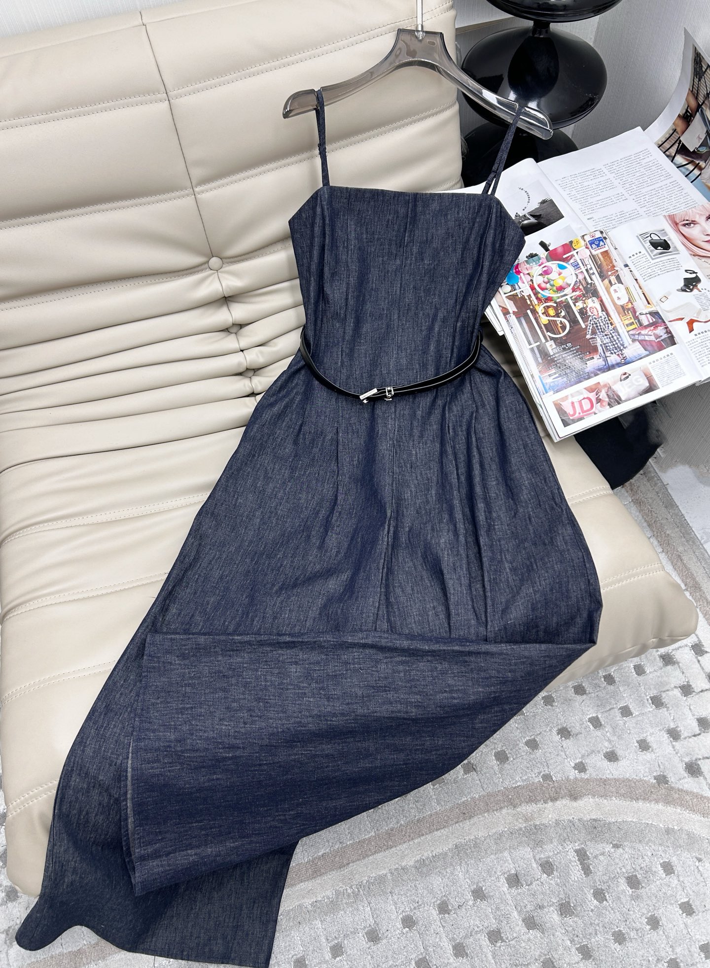 NO:319856,New products are available~25 summer new products!  Strap-breasted waist jumpsuits, wide-leg pants, retro sweet and spicy style with fashionable high street items!  The three-dimensional tailoring style is versatile and slim!  Customized hardware belt full of detail and imported fabric!  SML.,alexander wang19860909上新啦～25夏季新品！抹胸收腰连体裤 阔腿裤,复古甜辣风叠搭高街时髦单品穿搭！立体剪裁版型百搭又显瘦！定制五金腰带细节感满满,进口面料！SML.,,alexander wang,Women's clothing