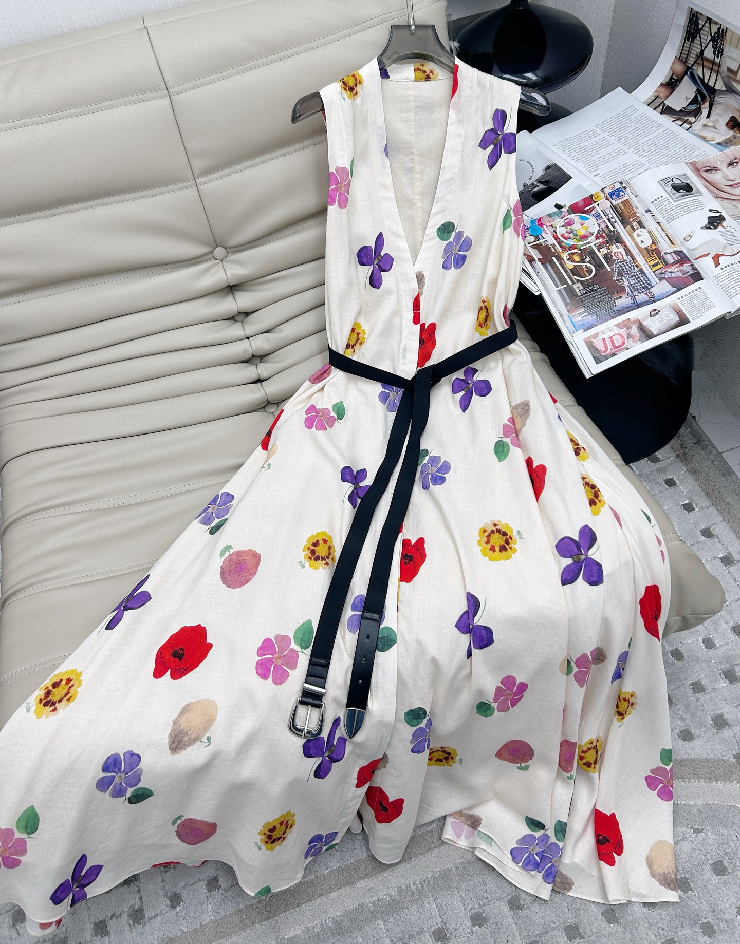 NO:319823,Recommended new products for 25 years, with a flower pattern super long sleeveless dress!  Temperament V-neck romantic French elegant large umbrella skirt, customized romantic large skirt, elegant and fashionable, imported fabric light and flowing!  The fairy-like floating skirt has an elegant and gorgeous feeling. The waistband is paired with a belt to make you look slim and the little fairies show off!  Perfect workmanship quality depends on details. Number of codes SML The highest version.,,skirts,alexander wang19860909爆单推荐25年新品,花朵图案超长无袖连衣裙！气质V领浪漫法式优雅大伞裙,定制浪漫大裙摆 优雅时尚,进口面料轻盈飘逸！仙气飘飘大裙摆上身自带优雅华丽感.搭配腰带收腰显瘦小仙女们秀起来！完美做工品质看细节.码数ＳＭL 最高版本.,,skirts,alexander wang,Women's clothing