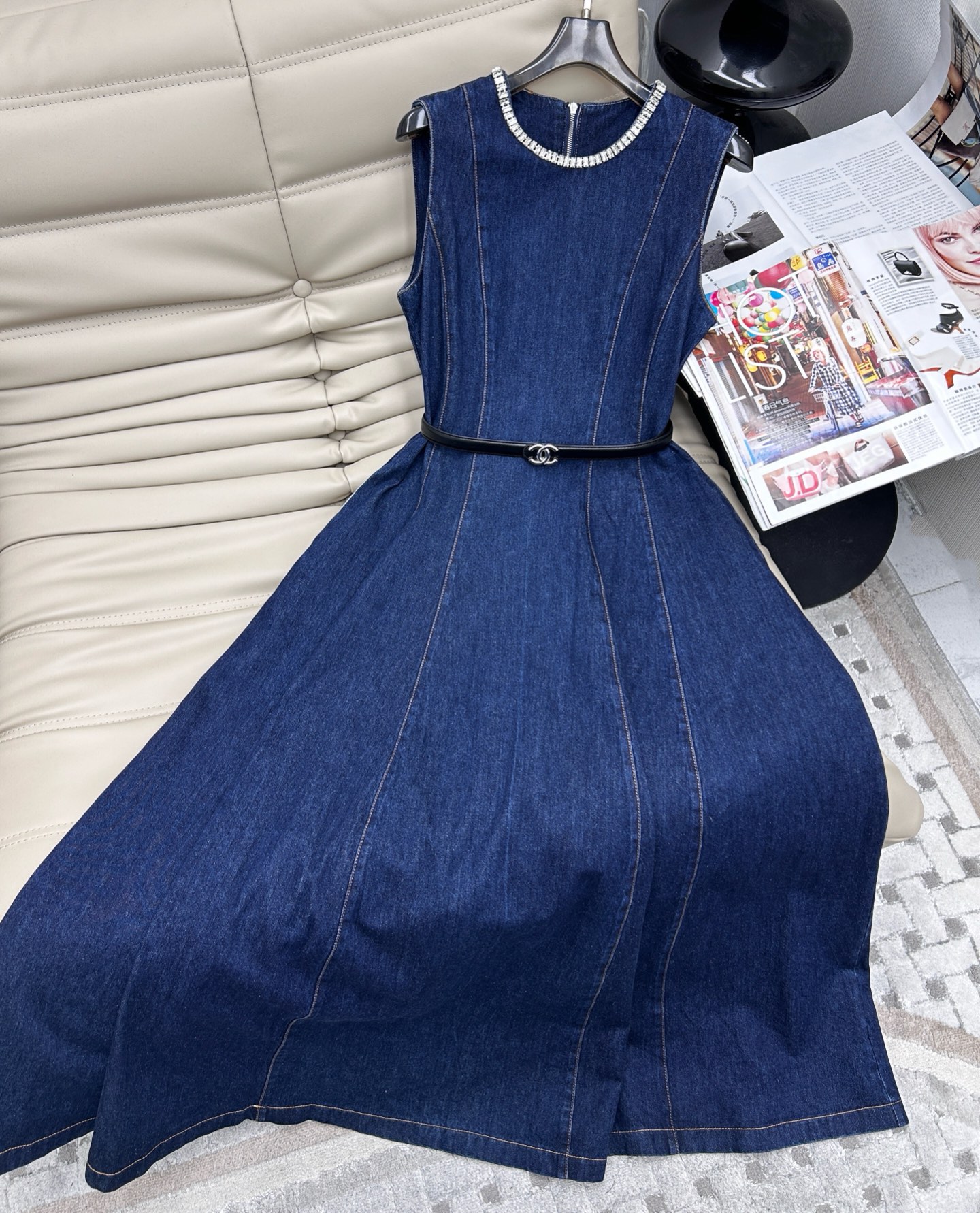 NO:319834,New styles, popular models, heavy industry nail drill collar sleeveless denim dress, high-quality fabric, soft and comfortable texture, large skirt design, perfectly covers the belly, waist-hugging and slimming with belt, top-fitting, showing the temperament of European and American brands. SML, skirts, alexander wang19860909新款 爆款推荐 重工钉钻领无袖牛仔连衣裙 高品质面料打造 质感柔软舒适 大裙摆设计 完美遮掩小肚腩 收腰显瘦搭配腰带, 上身一级棒 尽显欧美大牌范气质 .码数SML,,skirts,alexander wang,Women's clothing