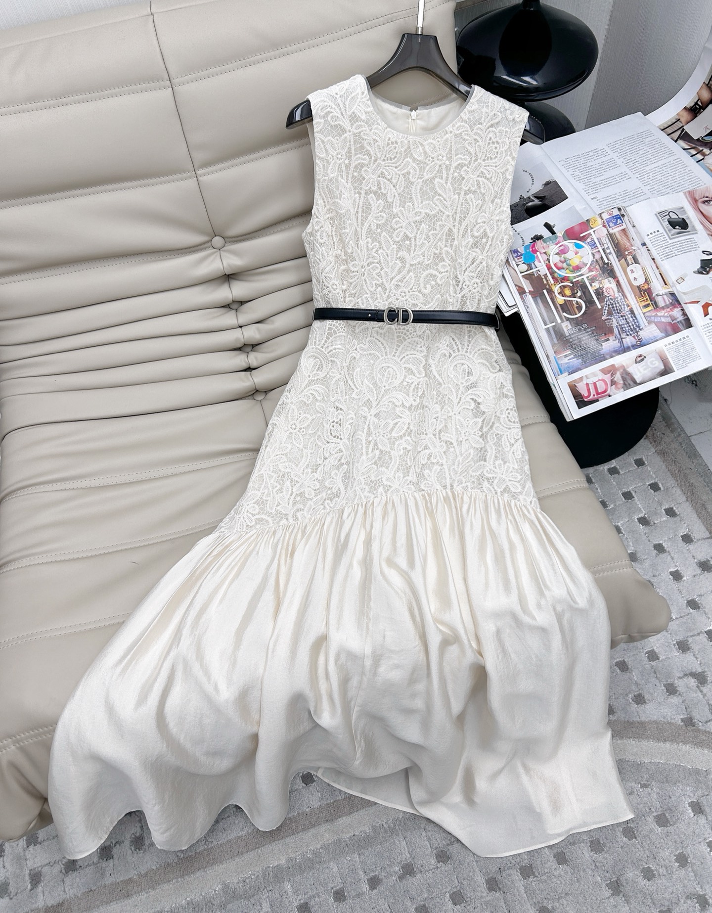 NO:319828,Intellectual Elegant 25 New Embroidered Sleeveless Dresses, Instantly Adding a Temperament to the texture. It is recommended for commuting or daily shopping. It can reduce age and be elegant and elegant. Slim-fitting and waist-hugging tailoring splicing. The design of the skirt hem is full of details. The style hides the flesh and makes you look slim. SML, skirts, alexander wang19860909知性优雅 25新款 绣花设计无袖连衣裙 秒添气质感 不管是通勤还是日常逛街都很推荐 可减龄时髦可优雅大气 修身收腰的剪裁拼接 裙摆拼接的设计,细节感满满 版型藏肉显瘦 码数SML,,skirts,alexander wang,Women's clothing