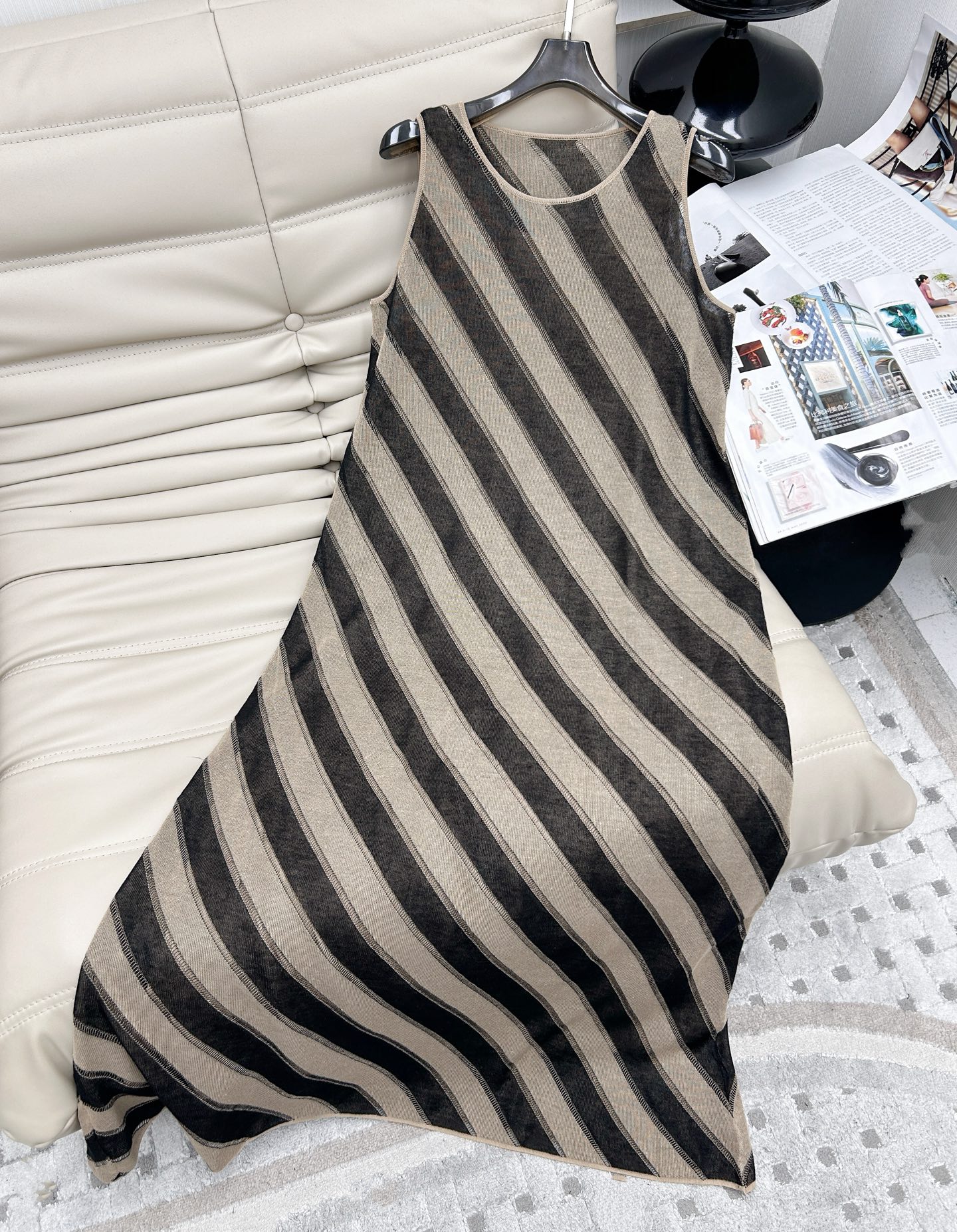 NO:329632,25 years new elegant casual vest skirt. The oblique stripe elements yyds lazy and casual feel style is a loose and comfortable silhouette, strong inclusiveness, easy to control the upper body, the comfortable fabric texture, super oblique stripes highlight the super fashionable feeling, can be casual and elegant, one piece can be worn no matter how you wear it. SML, skirts, alexander wang1986090925年新款优雅休闲背心裙 斜条纹元素yyds慵懒随性的feel版型是宽松舒适的廓形,包容性强 上身轻松驾驭 面料舒适质感超斜条纹更加突出超强时尚感 可休闲可优雅,一件搞定的一款不管怎么穿都不会出错. 码数SML,,skirts,alexander wang,Women's clothing