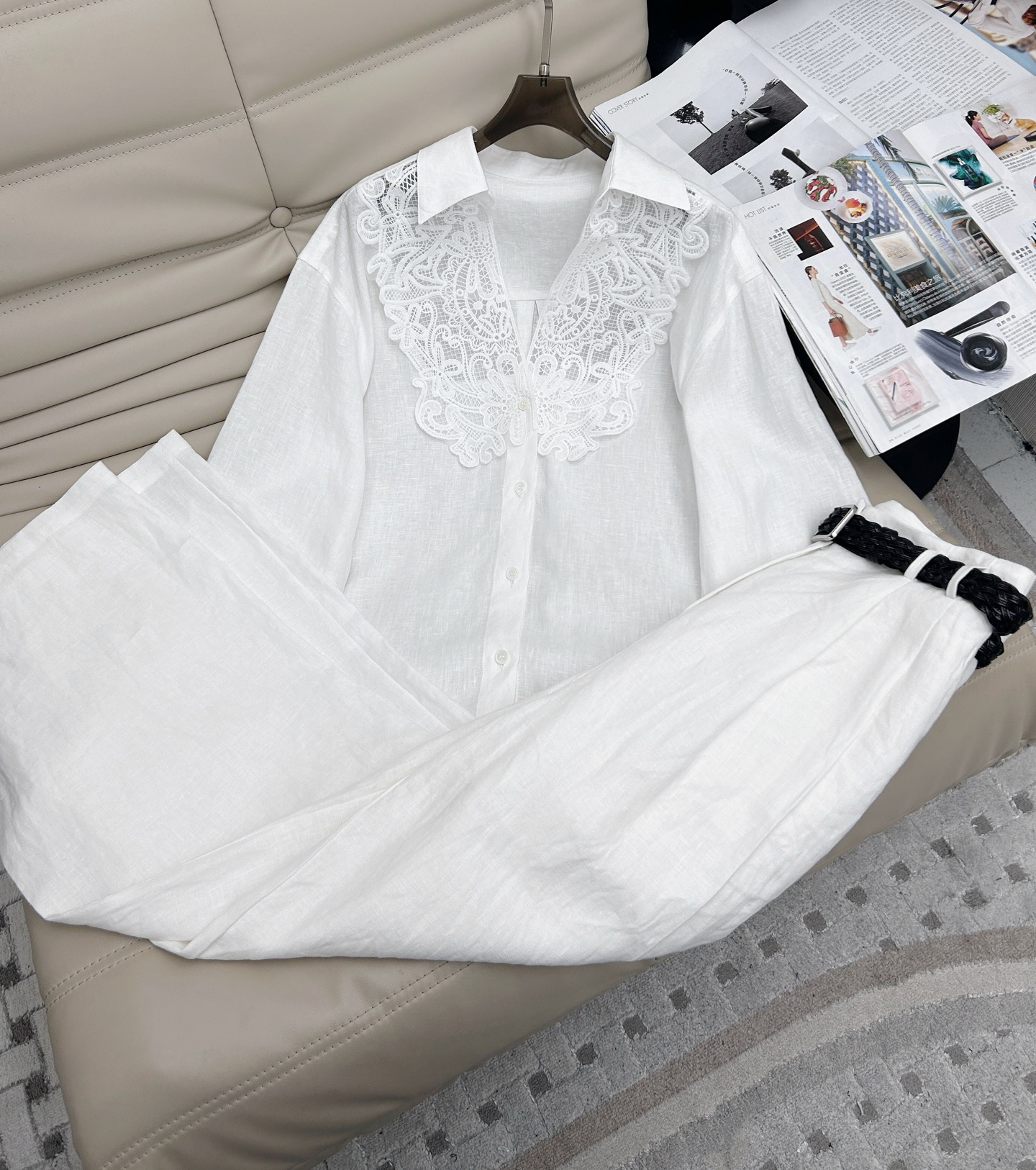 NO:329281,Top, trousers, belt, genuine leather 25ss new lapel embroidered linen shirt, classic lapel design, material is made of natural linen, breathable, non-stick, light, soft and crisp texture, silhouette shirt, classic lapels are matched with exquisite embroidery design, giving the ready-to-wear a more concise and capable visual experience, comfortable and comfortable to wear 2 colors SML,,shirts,alexander wang19860909上衣 裤子腰带真皮25ss新款翻领刺绣亚麻衬衫,经典翻领设计 料子采用天然亚麻 透气不粘身 轻薄柔软兼顾挺括质感 廓形衬衫 经典翻领搭配精致的绣花设计,赋予成衣更为简洁干练的视觉感受 穿着舒适自在2色SML,,shirts,alexander wang,Women's clothing