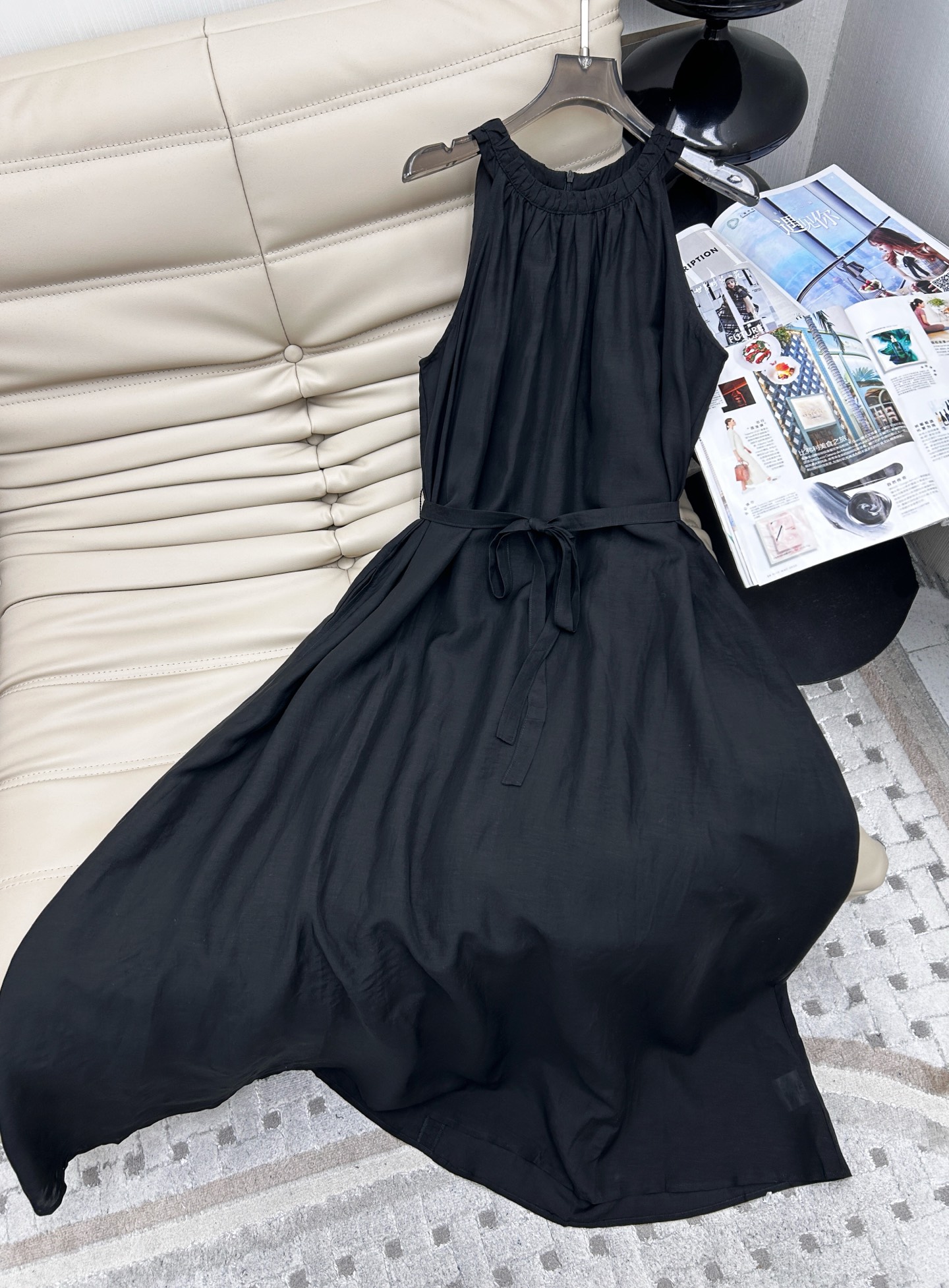 NO:327263,New Year's new French simple design Sleeveless shoulder-length vest dress Slimming loose mid-length skirt, lazy and casual fashion Summer fashionable halter neck neck design, neckline pleated, the whole piece is made of very sufficient materials, loose A-line skirt, inverted triangle is suitable for all kinds of figures, upper body temperament stands out, do not dress deliberately, do not pursue exaggeration, pursue balance is the style conveyed by the simple style, show your charm as much as possible in summer, gentle and comfortable, casual and free SML, skirts, alexander wang19860909年新款 法式简约设计 无袖挖肩背心连衣裙 显瘦宽松中长款裙子,慵懒随性时尚 夏季洋气挂脖领口设计,领口做褶延,整件用料很足,宽松A字裙型,倒三角是适合各种身材,上身气质立显 不刻意打扮,不追求浮夸,追求平衡是简约风传递出的风格 尽可能在夏天展现自己的魅力,温柔舒适,随性自在 码数SML,,skirts,alexander wang,Women's clothing