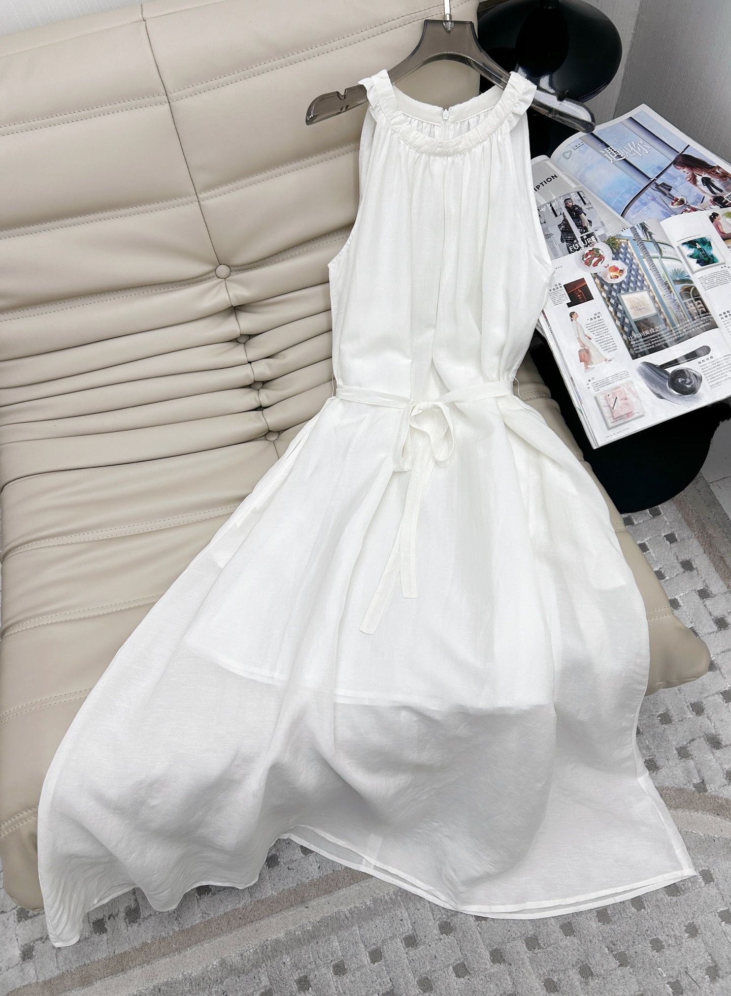 NO:327267,25-year new French simple design Sleeveless shoulder-length vest dress Slimming loose mid-length skirt, lazy and casual fashion Summer fashionable halter neck neck design, neckline pleated, the whole piece is very well made of, loose A-line skirt, inverted triangle is suitable for all kinds of figures, upper body temperament stands out, do not dress deliberately, do not pursue exaggeration, pursue balance is the style conveyed by the simple style, show your charm as much as possible in summer, gentle and comfortable, casual and free SML, skirts, alexander wang1986090925年新款 法式简约设计 无袖挖肩背心连衣裙 显瘦宽松中长款裙子,慵懒随性时尚 夏季洋气挂脖领口设计,领口做褶延,整件用料很足,宽松A字裙型,倒三角是适合各种身材,上身气质立显 不刻意打扮,不追求浮夸,追求平衡是简约风传递出的风格 尽可能在夏天展现自己的魅力,温柔舒适,随性自在 码数SML,,skirts,alexander wang,Women's clothing