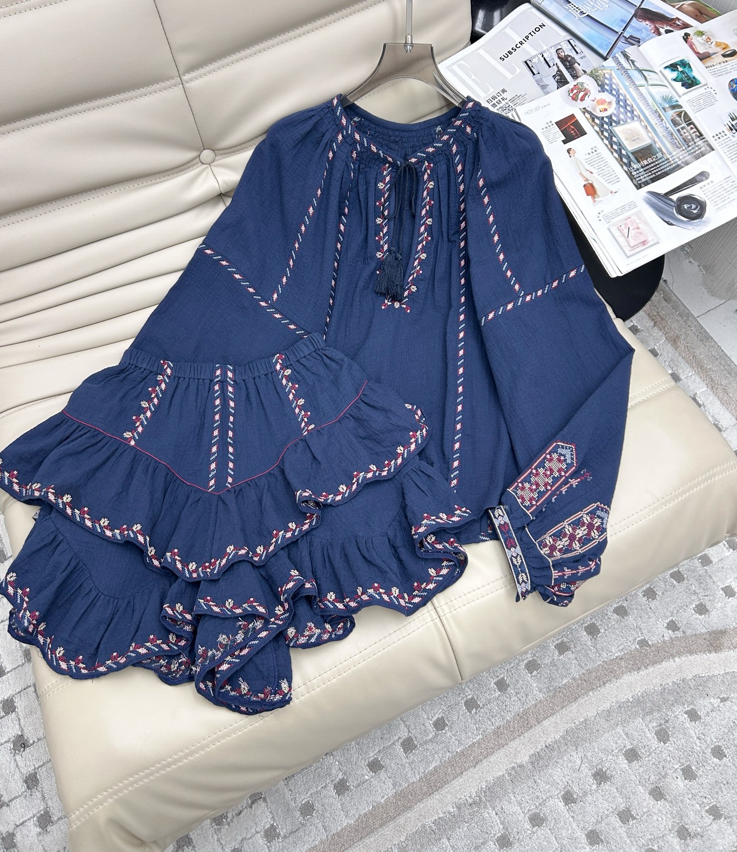 NO:330913,——25-year new style ethnic embroidery set V-neck lace-up bow top   high-waist shorts Two-piece set Very retro color matching Embroidery matching Wrinkled fabric with a slack feel Fashion and gentle retro tone Recommended 2-color SML shirt MB60 skirt, skirts, shorts, alexander wang19860909——25年新款 民族风刺绣套装 V领系带蝴蝶结上衣 高腰短裤 两件套 很复古的配色 刺绣搭配 褶皱肌理的面料自带松弛感 时尚又温柔的复古调调 推荐2色SML 衬衣MB60 半裙,,skirts,shorts,alexander wang,Women's clothing