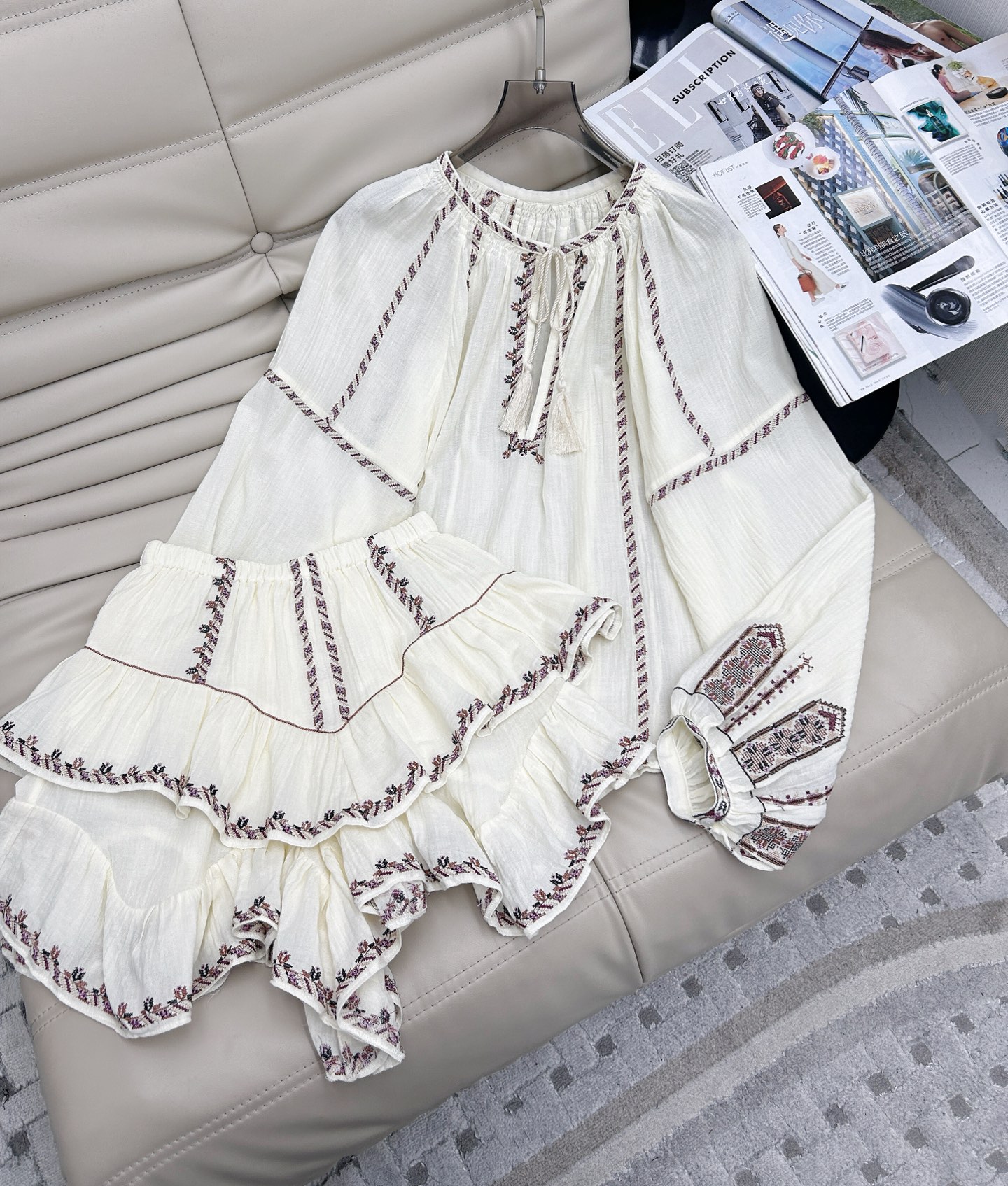 NO:330919,——25-year new style ethnic embroidery set V-neck lace-up bow top   high-waist shorts Two-piece set Very retro color matching Embroidery matching Wrinkled fabric with a slack feel Fashion and gentle retro tone Recommended 2-color SML shirt MB60 skirt M, skirts, shorts, alexander wang19860909——25年新款 民族风刺绣套装 V领系带蝴蝶结上衣 高腰短裤 两件套 很复古的配色 刺绣搭配 褶皱肌理的面料自带松弛感 时尚又温柔的复古调调 推荐2色SML 衬衣MB60 半裙M,,skirts,shorts,alexander wang,Women's clothing