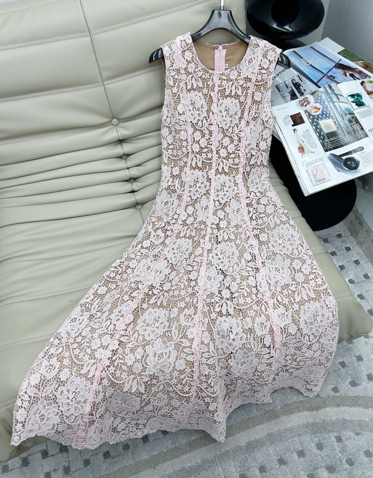 NO:330404,25Ss new style soft pink lace sleeveless dress, customized three-dimensional water-soluble lace fabric, invisible zipper design behind the back, high waist-hugging style, generous and fashionable, with good texture, three-dimensional tailoring, perfect shape, showing charm, gentle temperament, creating a romantic and charming vacation style!  SML, skirts,alexander wang1986090925Ss新款 柔粉色蕾丝无袖连衣裙,定制立体水溶蕾丝面料,背后隐形拉链设计,收腰版型包容性大,上身显大方时尚,质感很好立体剪裁完美塑形 展现魅力温雅气质打造度假风浪漫迷人！SML,,skirts,alexander wang,Women's clothing