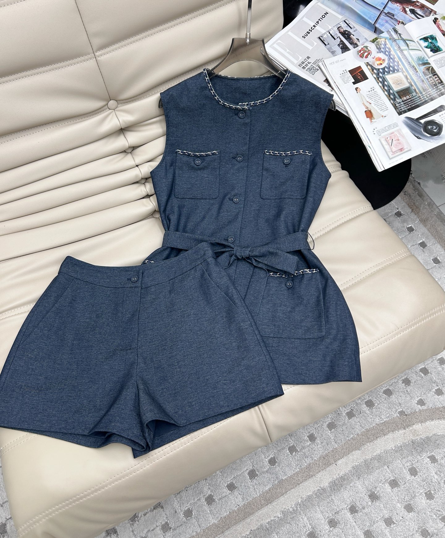 NO:330408,25ss new Heavy Industry Vest Set Chain Four-Pocket Sleeveless Top   High Waist Shorts Exquisite and Fashionable, Customized Fabric A set of top body visually looks very high, pulling the whole body proportion to the longest versatile suit. One color three-code SML, shorts, alexander wang1986090925ss新款 重工马甲套装 链条四口袋无袖上衣 高腰短裤精致时尚,定制面料 一套上身视觉感很显高 将整个身材比例拉到最长 百搭款套装. 一色三码SML,,shorts,alexander wang,Women's clothing