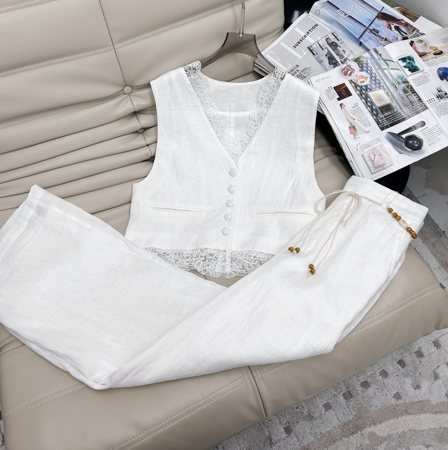 NO:331344,New Year's new linen vest set, slim outlines the body, and the sleeveless design is capable and neat. Three-dimensional decorative lines embellish the body, custom fabric drapes are crisp, high-waisted trousers are paired with lace, and details show exquisite texture. SML 2 colors vest MB00 pants, alexander wang19860909年新款 亚麻马甲套装 ,修身勾勒身形,无袖设计干练利落.立体装饰线条点缀衣身,定制面料垂坠挺括,高腰长裤搭配蕾丝点缀,细节彰显精致质感.码数SML 2色 马甲MB00 裤子,,alexander wang,Women's clothing