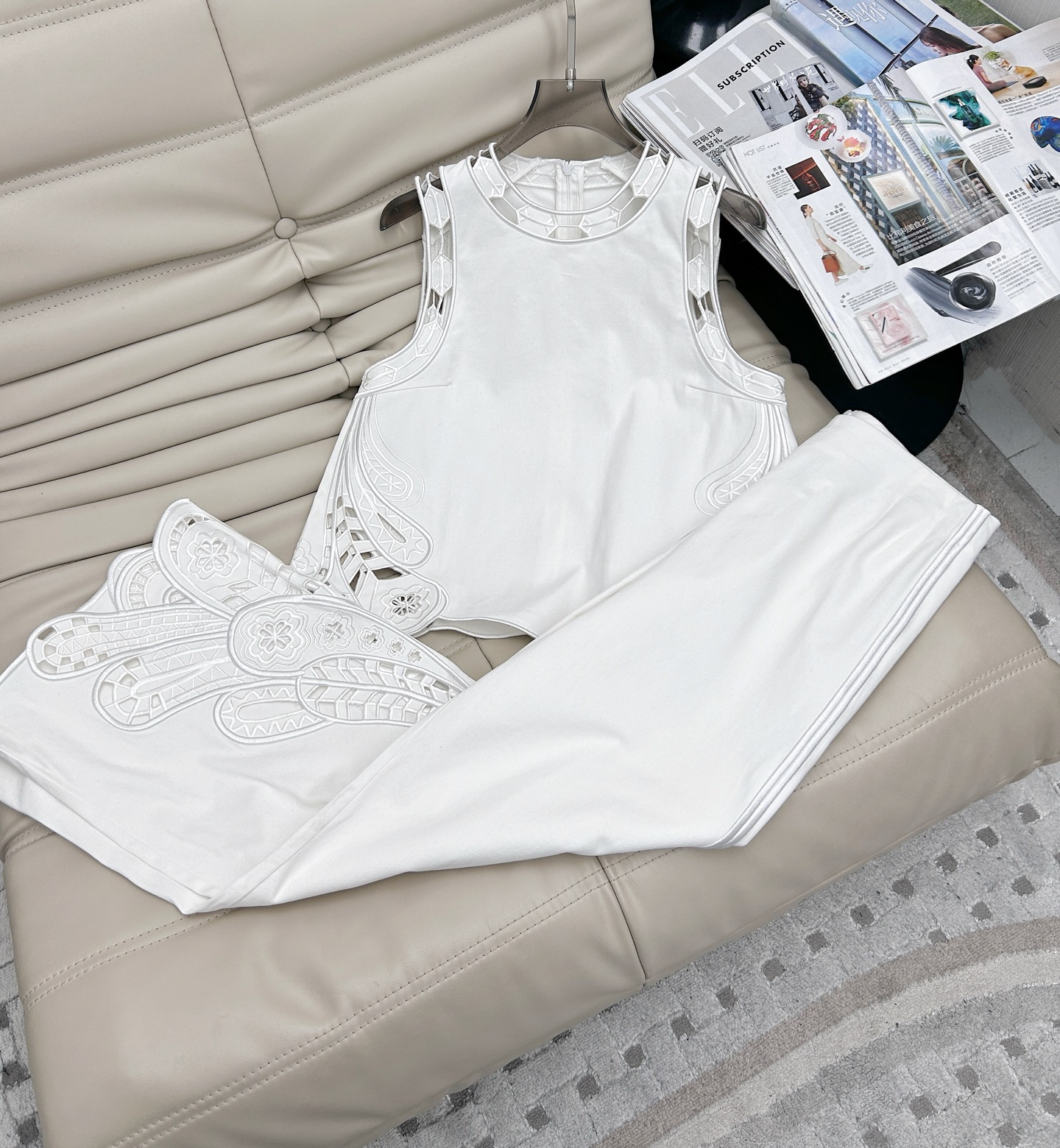 NO:421142,Tops, 25-year new style of pants, elegant hollow embroidered vest top, high-waisted trousers two-piece set, sleeveless round neck vest shape and hollow embroidered vertical cut design, super heavy industry design is matched with the same series of trousers, high waist joints optimize body proportion curve, retaining the design beautiful, atmospheric and simple with elegant code number SML, alexander wang19860909上衣 裤子25年新款 优雅镂空绣花背心上衣高腰长裤两件套 ,无袖圆领背心造型搭配镂空绣花立裁设计,超重工的设计搭配同系列长裤 高腰节线优化身材比例曲线,保留设计美观大气简约中自带优雅码数 SML,,alexander wang,Women's clothing