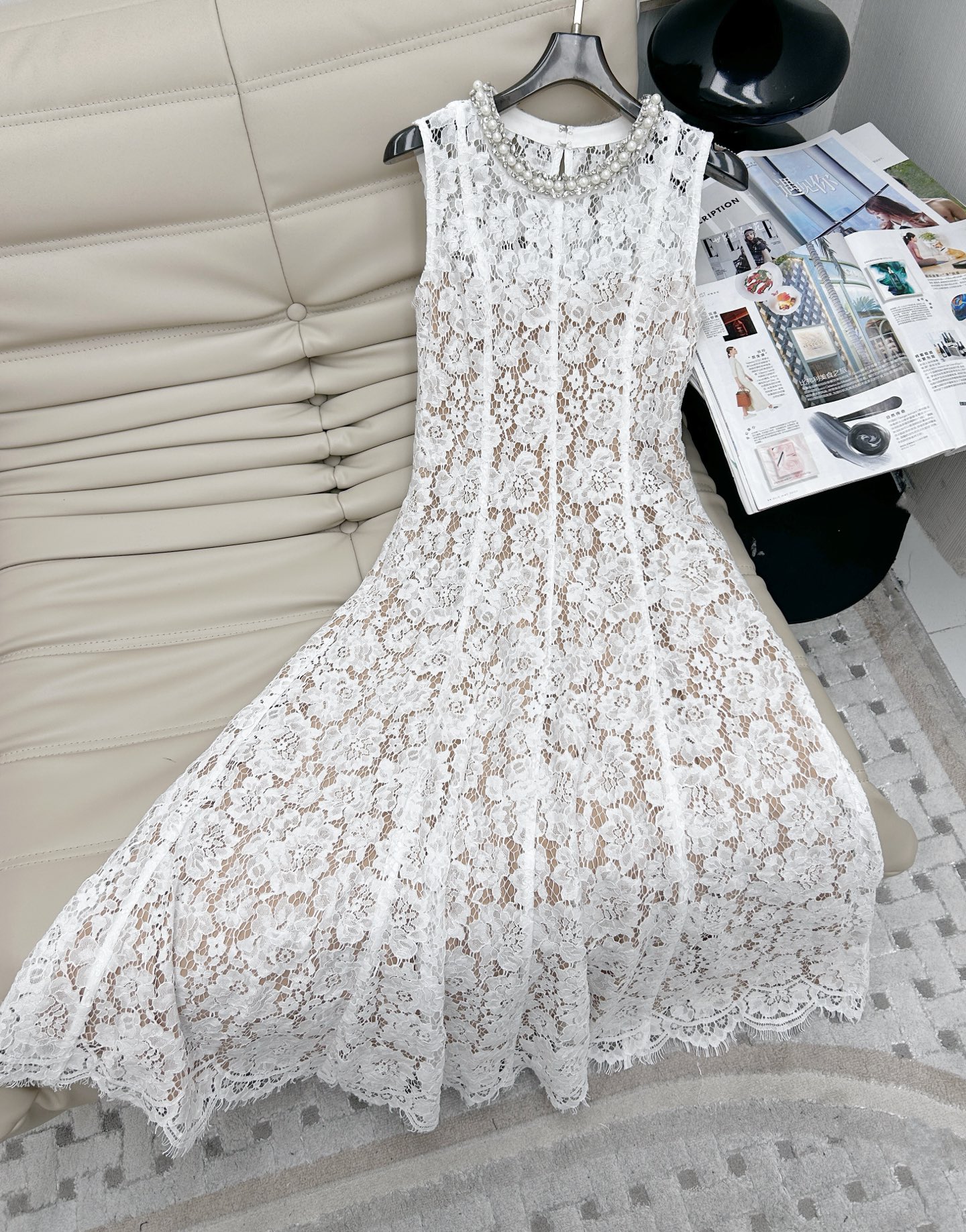 NO:333413,—— 25ss Elegant and exquisite High-end pearl diamond collar sleeveless lace dress, customized water-soluble lace fabric, round neck sleeveless lace dress, waist-hugging style, another charming style design, beautiful style, showing the intellectual and restrained temperament of women. S M L XL,, skirts, alexander wang19860909—— 25ss 优雅精致 高档珍珠钻领无袖蕾丝连衣裙,定制水溶蕾丝面料打造 圆领无袖蕾丝连衣裙 收腰版型 另具魅力一款的款式设计 唯美样式 展现了女性知性内敛的气质 码数S M L XL,,skirts,alexander wang,Women's clothing