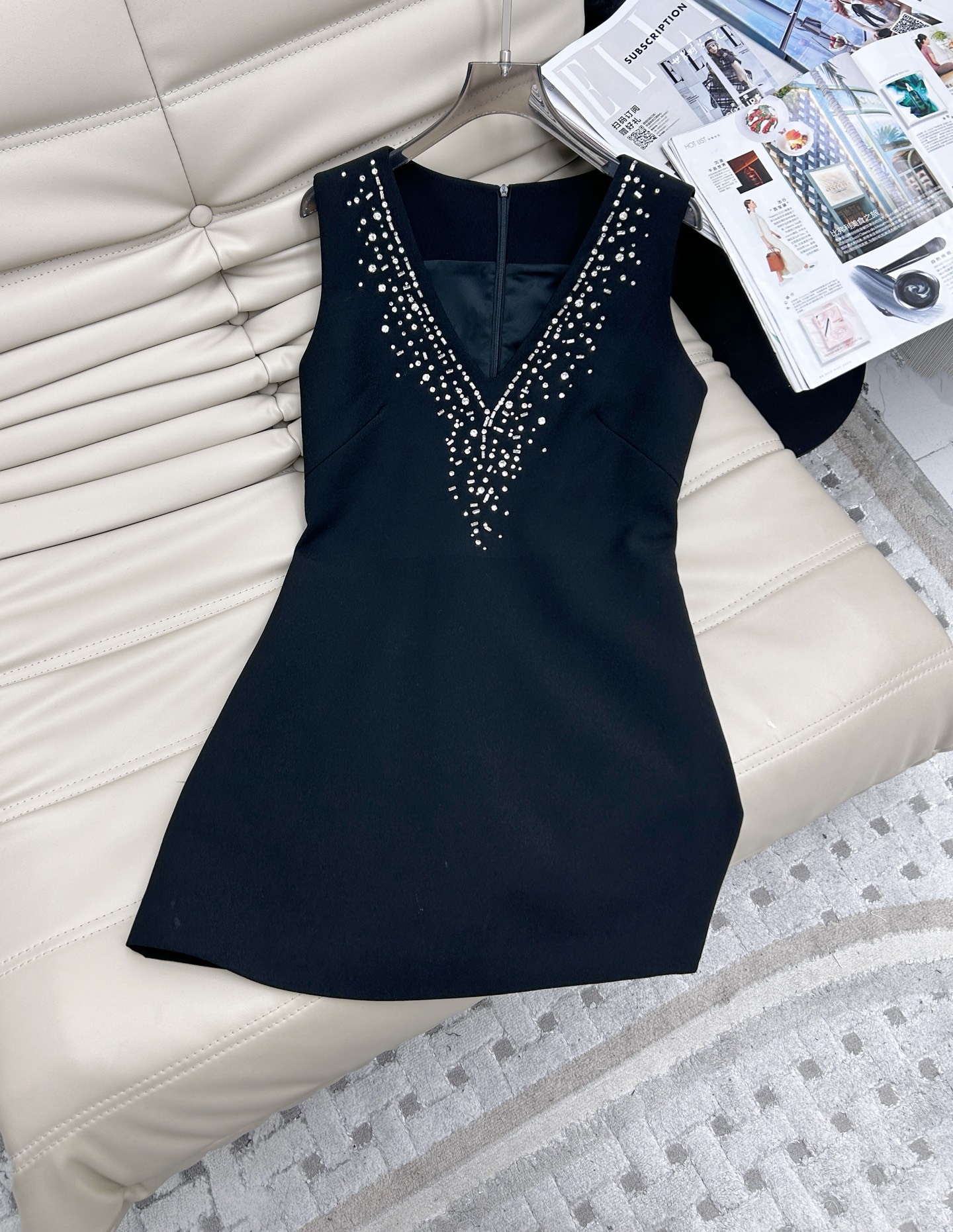 NO:328368,New Year's new style Super Heavy Industry V-neck Nail Diamond Dress, super nice and neat tailoring, big V-neck exterior with nail diamond design, a very eye-catching dress that is faintly visible, waist-hugging design modify waist lines, visually blocking small flesh, delicate details, restrained and gorgeous, sexy and innately elegant and charming, heart-pounding, closed eyes, SML, skirts, alexander wang19860909年新款 超级重工V领钉钻连衣裙 版型超棒干净利落的剪裁 大V领外搭配钉钻设计超有点睛之笔哦 若隐若现的一款超有小心机的连衣裙 收腰设计修饰腰身线条 视觉上遮挡小肉肉 精致细节 内敛又不失华丽 性感与生俱来的优雅迷人 令人怦然心动 闭眼入哦码数SML,,skirts,alexander wang,Women's clothing