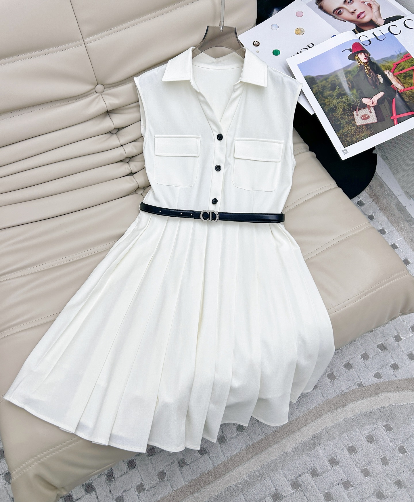 NO:431330,2802025 new fashionable and elegant lapel sleeveless pleated dress, small lapel V-neck design fits the neck curve, showing gentle beauty. The pleats at the hem of the skirt add to the level of clothing, retro and modern add a touch of sweetness. The sleeveless design has a visually right-angled shoulder, which reveals the beautiful shoulder lines of girls more perfectly, with a soft and skinny style. 2 color code SML, skirts, alexander wang198609092802025新款时尚优雅气质翻领无袖百褶连衣裙,小翻领V领设计贴合颈部曲线,展现温婉之美,裙摆处的百褶增添服装层次,复古又现代增加了一丝甜美感,无袖设计,视觉上自带直角肩,把女生优美的肩部线条展露的更完美,有着柔软中带着骨感的风格.2色码数SML,,skirts,alexander wang,Women's clothing