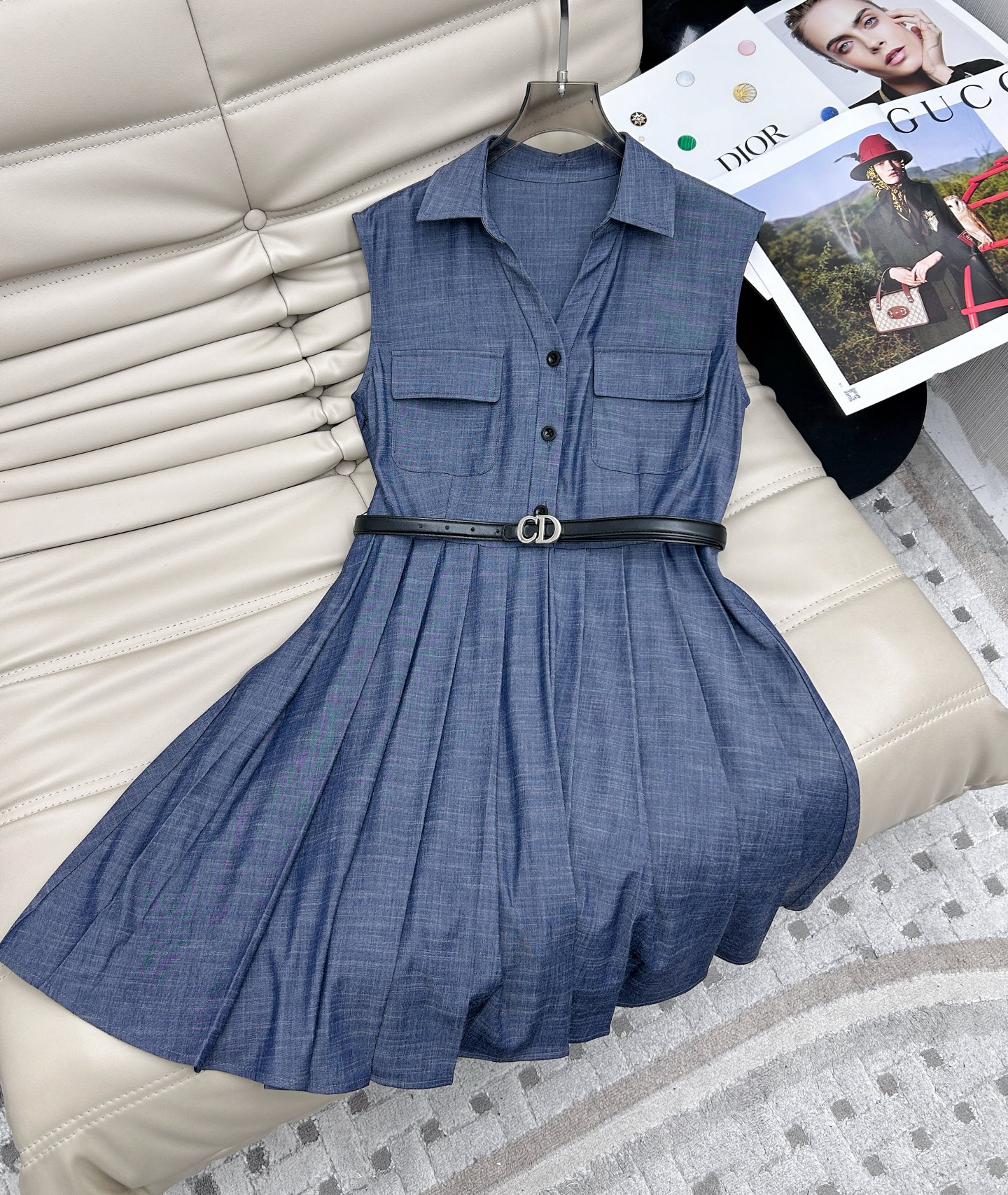 NO:431338,2802025 new fashionable and elegant lapel sleeveless pleated dress, small lapel V-neck design fits the neck curve, showing gentle beauty. The pleats at the hem of the skirt add to the level of clothing, retro and modern add a touch of sweetness. The sleeveless design has a visually right-angled shoulder, which reveals the beautiful shoulder lines of girls more perfectly, with a soft and skinny style. 2 color code SML, skirts, alexander wang198609092802025新款时尚优雅气质翻领无袖百褶连衣裙,小翻领V领设计贴合颈部曲线,展现温婉之美,裙摆处的百褶增添服装层次,复古又现代增加了一丝甜美感,无袖设计,视觉上自带直角肩,把女生优美的肩部线条展露的更完美,有着柔软中带着骨感的风格.2色码数SML,,skirts,alexander wang,Women's clothing