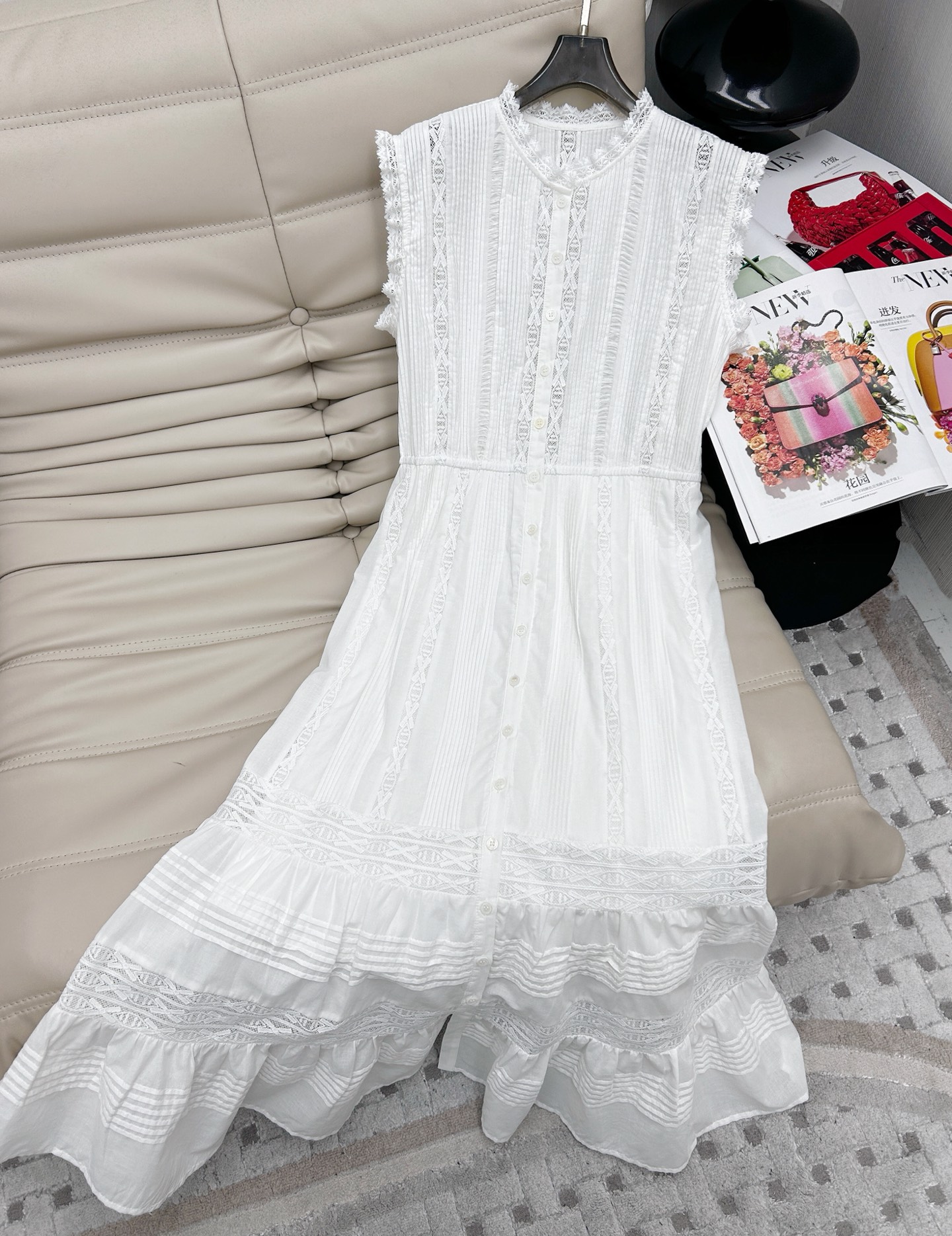 NO:419464,New 25-year new style sleeveless stand collar splicing heavy industry lace waist-hugging dress, sleeveless stand collar design is simple and elegant, skirt body lace trim splicing embroidery design, adding a sense of exquisiteness, the overall style is literary and fresh SML, skirt, alexander wang1986090925年新款 无袖立领拼接重工蕾丝收腰连衣裙,无袖小立领设计简约大方,裙身蕾丝镶边拼接绣花设计,增添精致感,整体风格文艺又清新 SML,,skirts,alexander wang,Women's clothing