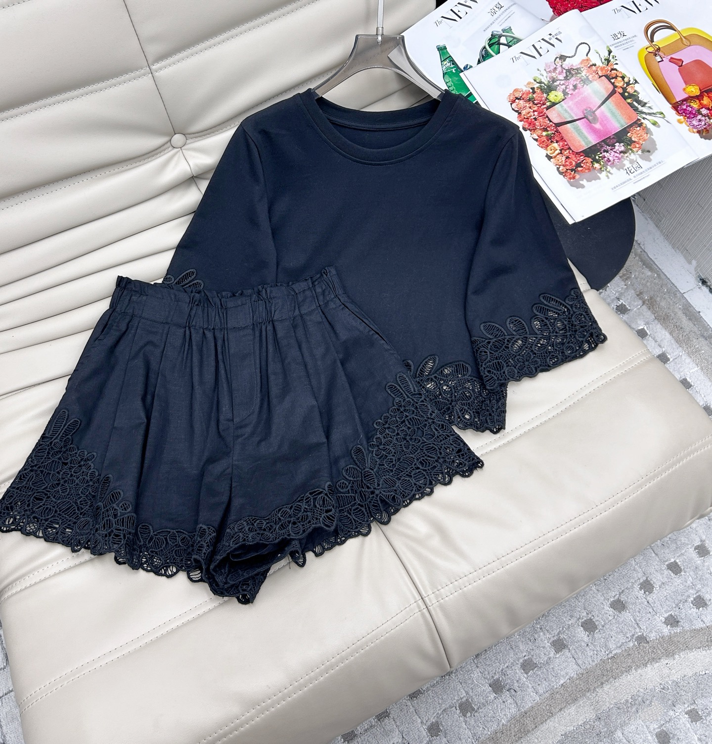NO:331972,Top 25Ss new style round neck hollow embroidered splicing top   shorts two-piece set, round neck set with hem embroidered hollow, super layered beauty, age-reducing fashionable, one set of matching is very stylish, recommended 2 colors and 3 sizes, shorts, alexander wang19860909上衣 短裤25Ss新款 圆领镂空绣花拼接上衣 短裤两件套,圆领设搭配下摆绣花镂空,超有层次美感 减龄时髦 一套搭配非常有型,推荐2色3码,,shorts,alexander wang,Women's clothing