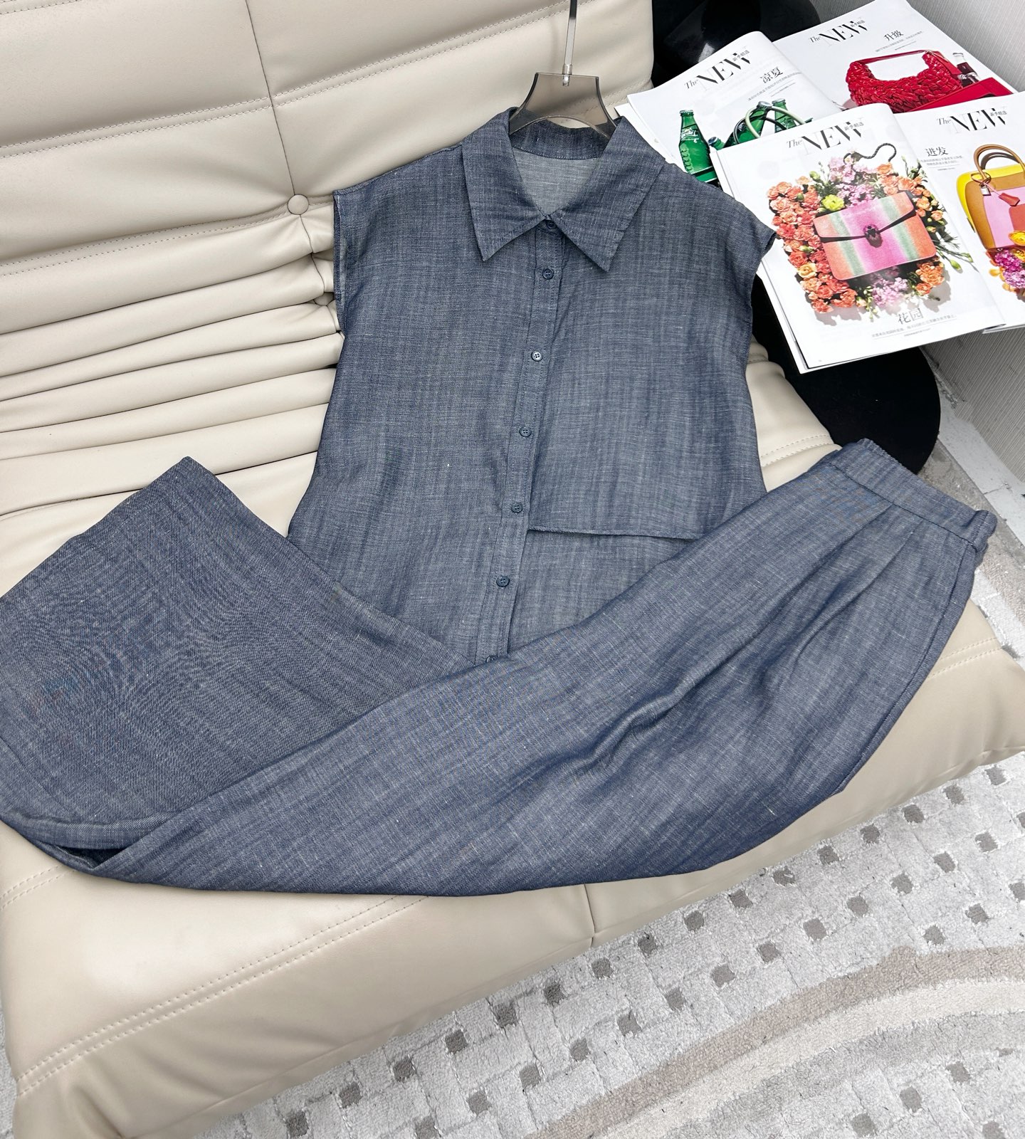 NO:332272,3602025ss new model lapel sleeveless strap shirt high waist short trousers suit two-piece set, customized imported material, ultra-thin denim cotton, craft processing, sleeveless top cut, more slim and fashionable, the upper body reduces age and youthful. It looks super good with trousers. Size SML,,shirts,alexander wang198609093602025ss新款 翻领无袖绑带衬衫高腰短长裤套装 两件套,定制进口材质 超薄牛仔棉 工艺处理 无袖上衣剪裁 更为显瘦时髦 上身减龄青春.搭配长裤超级好看.码数SML,,shirts,alexander wang,Women's clothing