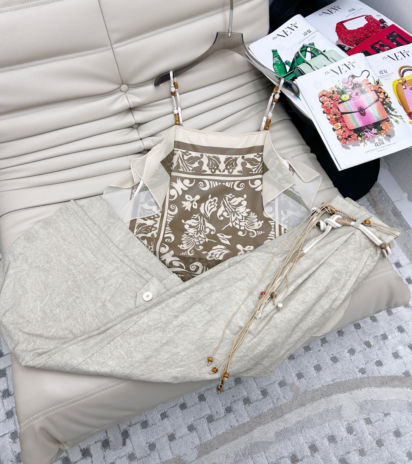 NO:332626,Slings, 25ss new style, scarf series, beaded shoulder straps, suspender top, ins style, retro hot girl style, interpreting a unique fashion atmosphere, European and American style contrasting color design, let you stand out from the crowd, whether it is daily going out or vacation trip, this suspender can easily become the focus, confidence and beauty coexist, a must-have item for summer wardrobe. Size SM L.,,alexander wang19860909吊带 裤子25ss新款 丝巾款系列 串珠肩带吊带上衣,ins风复古辣妹风,演绎与众不同的时尚氛围,欧美风的撞色设计,让你在人群中脱颖而出,无论是日常出街,还是度假旅行,这款吊带都能让你轻松成为焦点,自信与美丽并存,夏日衣橱必备单品. 码数SM L.,,alexander wang,Women's clothing