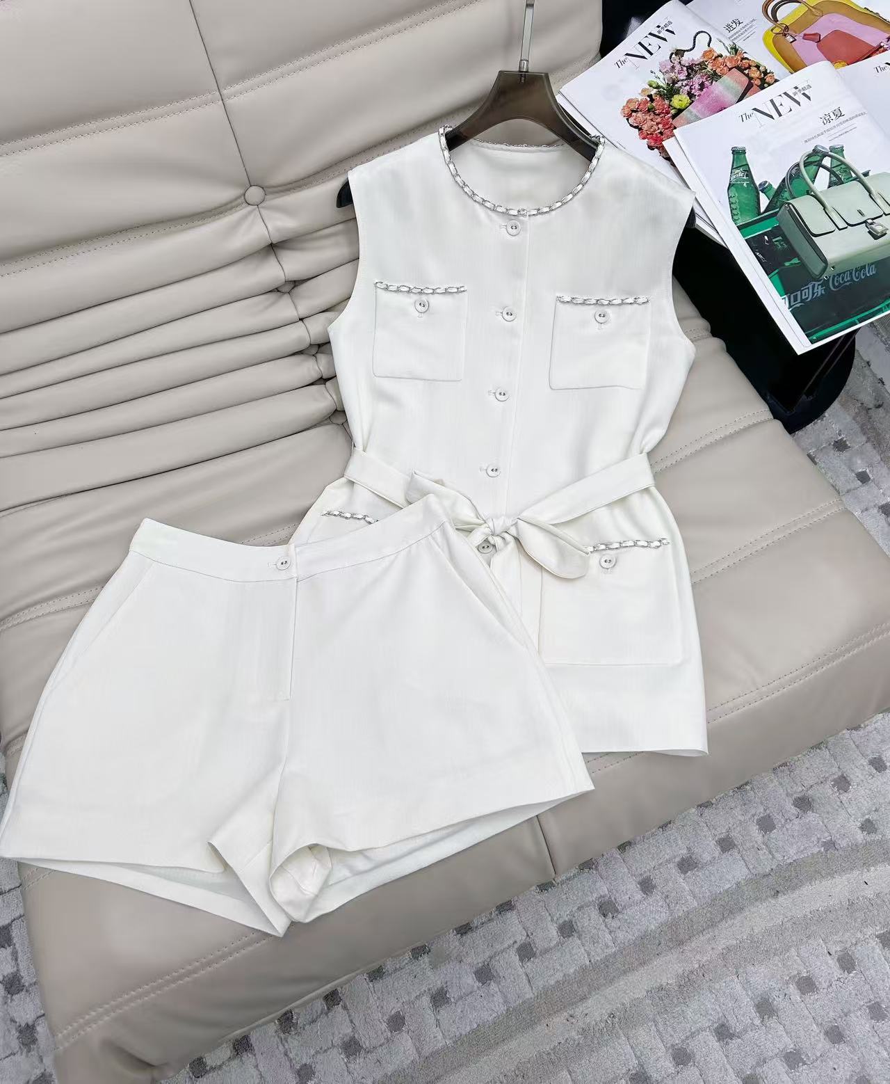 NO:334912,SS New Heavy Industry Vest Set Chain Four-Pocket Sleeveless Top   High Waist Shorts Exquisite and Fashionable, Customized Fabric A set of top body visually looks very high, pulling the whole body proportion to the longest versatile suit. 2 color three-code SML, shorts, alexander wang19860909ss新款 重工马甲套装 链条四口袋无袖上衣 高腰短裤精致时尚,定制面料 一套上身视觉感很显高 将整个身材比例拉到最长 百搭款套装. 2色三码SML,,shorts,alexander wang,Women's clothing