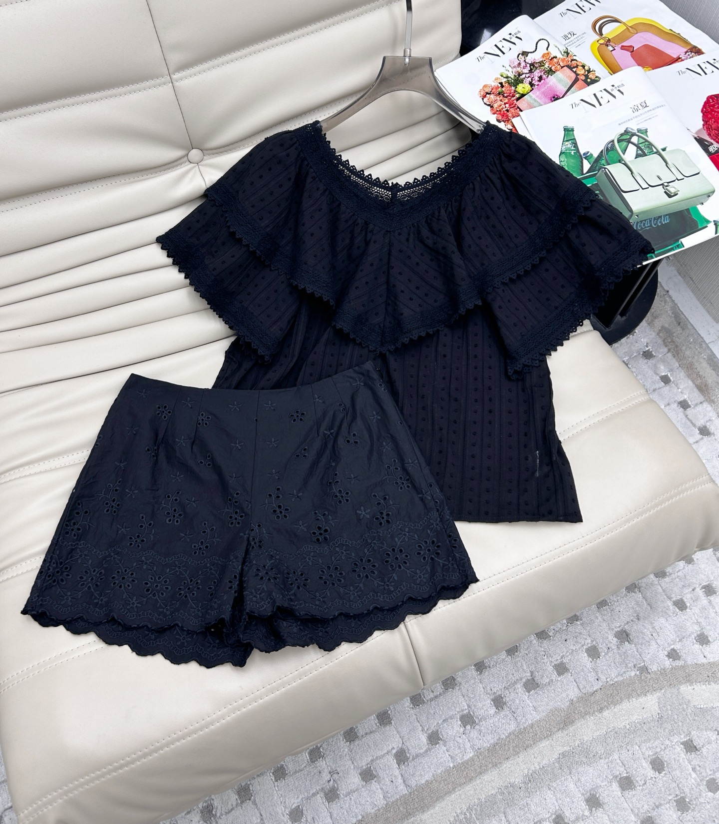 NO:334892,Tops and shorts 25Ss new style, small V-neck lace hollow embroidered top   shorts two-piece set, V-neck design and embroidered hollow, super layered beauty, age-reducing fashionable, one set of matching is very stylish, recommended 2 colors and 3 sizes, shorts, alexander wang19860909上衣短裤25Ss新款 小V领蕾丝拼镂空绣花上衣 短裤两件套,V领设计搭配绣花镂空,超有层次美感 减龄时髦 一套搭配非常有型,推荐2色3码,,shorts,alexander wang,Women's clothing